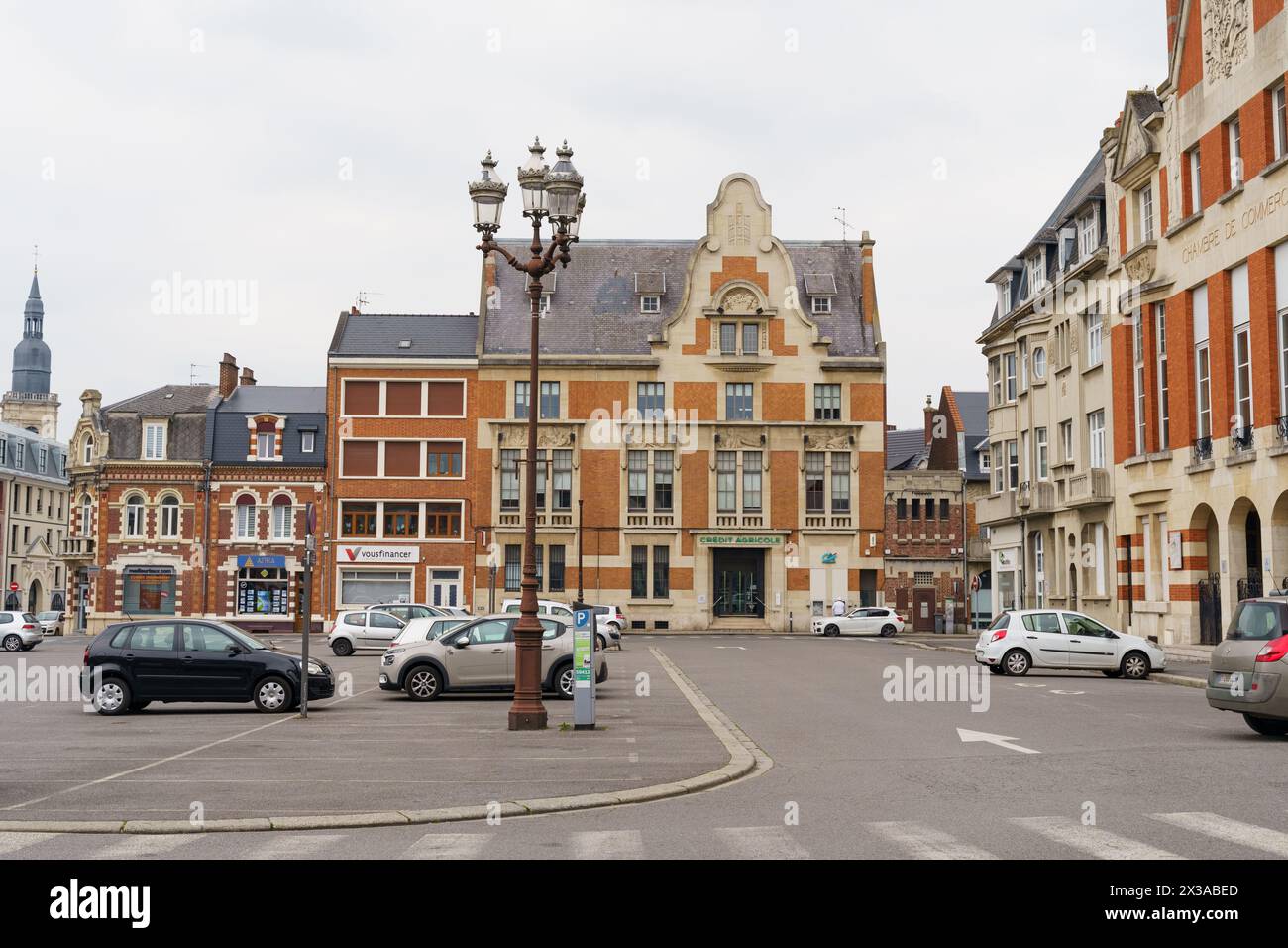 Cambrai, Francia - 21 maggio 2023: Una strada cittadina fiancheggiata da auto parcheggiate sul lato, che mostra un ambiente urbano con veicoli a riposo. Foto Stock