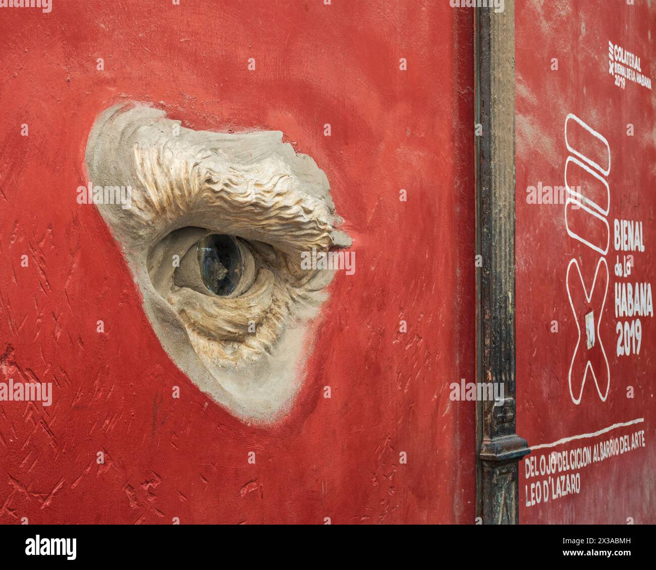 Un pezzo di Street art pubblica su un muro all'esterno della galleria "Eye of the Hurricane" in o'Reilly Street, nella città vecchia di l'Avana, Cuba Foto Stock