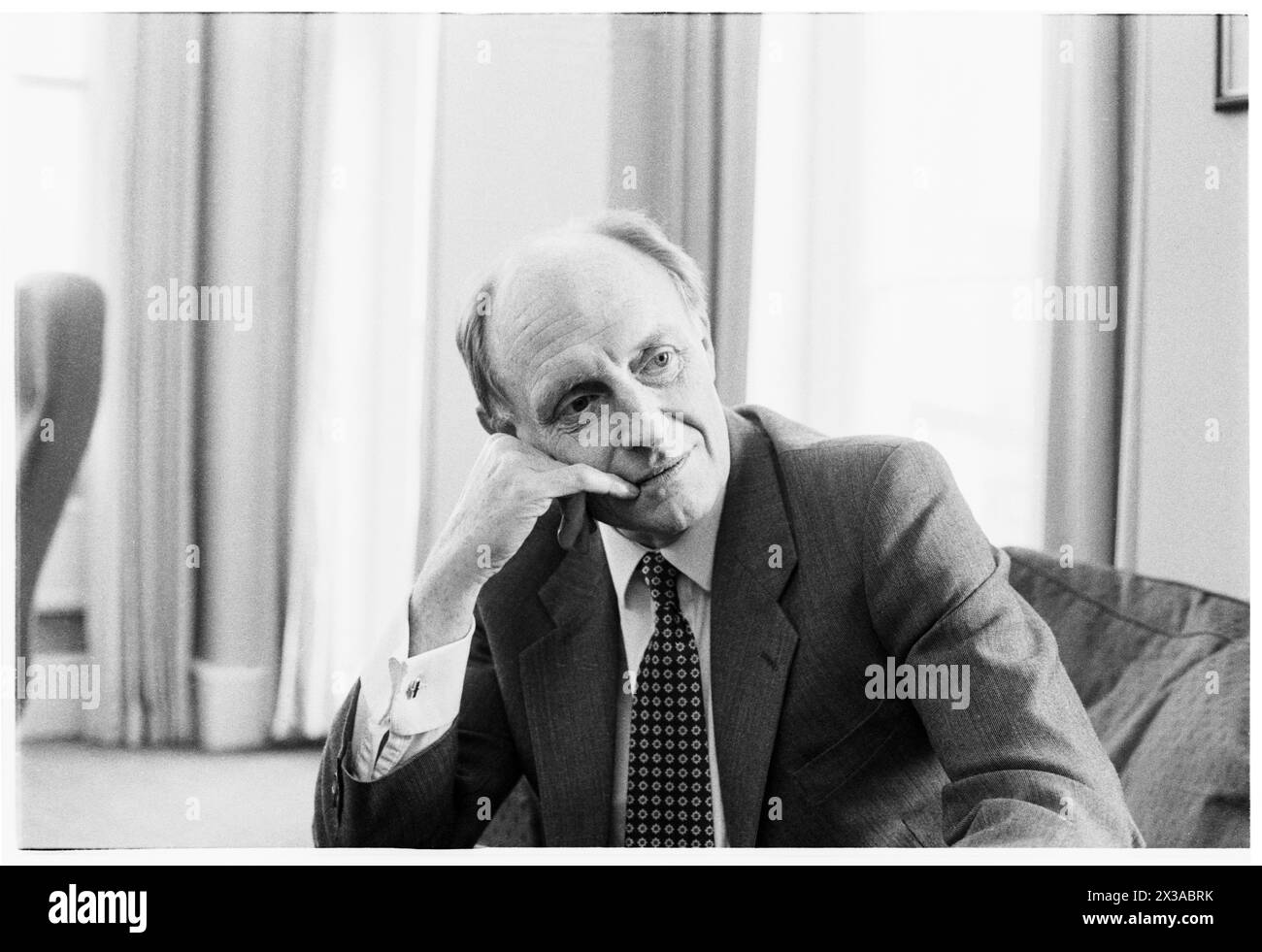 NEIL KINNOCK, EX LEADER DEL PARTITO LABURISTA, 1993: Un ritratto dell'ex leader del partito laburista Neil Kinnock MP scattato al numero 1 di Parliament Street, Londra, Inghilterra, Regno Unito il 6 aprile 1993. Foto: Rob Watkins. INFO: Questa foto è stata scattata per celebrare un anno da quando Neil Kinnock ha perso le elezioni generali del 1992, la sua seconda sconfitta elettorale nazionale. Aveva fatto molte ricerche d'animo nell'anno successivo e aveva segnato il suo aspetto. Foto Stock
