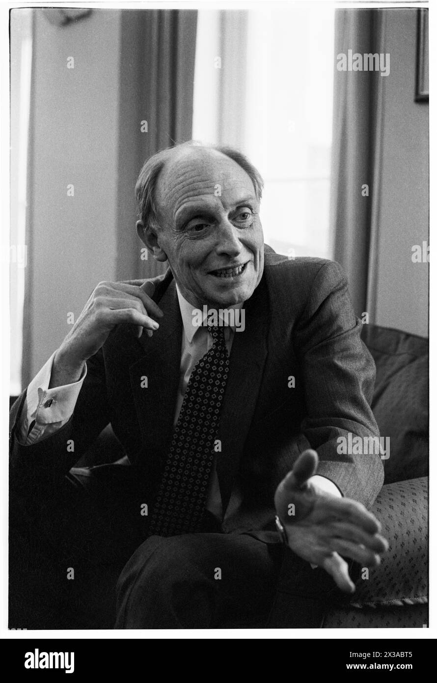 NEIL KINNOCK, EX LEADER DEL PARTITO LABURISTA, 1993: Un ritratto dell'ex leader del partito laburista Neil Kinnock MP scattato al numero 1 di Parliament Street, Londra, Inghilterra, Regno Unito il 6 aprile 1993. Foto: Rob Watkins. INFO: Questa foto è stata scattata per celebrare un anno da quando Neil Kinnock ha perso le elezioni generali del 1992, la sua seconda sconfitta elettorale nazionale. Aveva fatto molte ricerche d'animo nell'anno successivo e aveva segnato il suo aspetto. Foto Stock