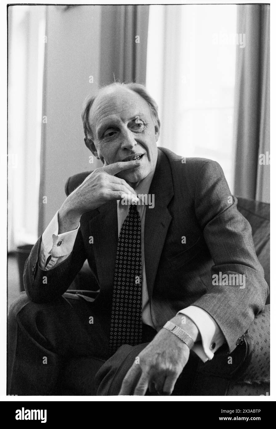 NEIL KINNOCK, EX LEADER DEL PARTITO LABURISTA, 1993: Un ritratto dell'ex leader del partito laburista Neil Kinnock MP scattato al numero 1 di Parliament Street, Londra, Inghilterra, Regno Unito il 6 aprile 1993. Foto: Rob Watkins. INFO: Questa foto è stata scattata per celebrare un anno da quando Neil Kinnock ha perso le elezioni generali del 1992, la sua seconda sconfitta elettorale nazionale. Aveva fatto molte ricerche d'animo nell'anno successivo e aveva segnato il suo aspetto. Foto Stock