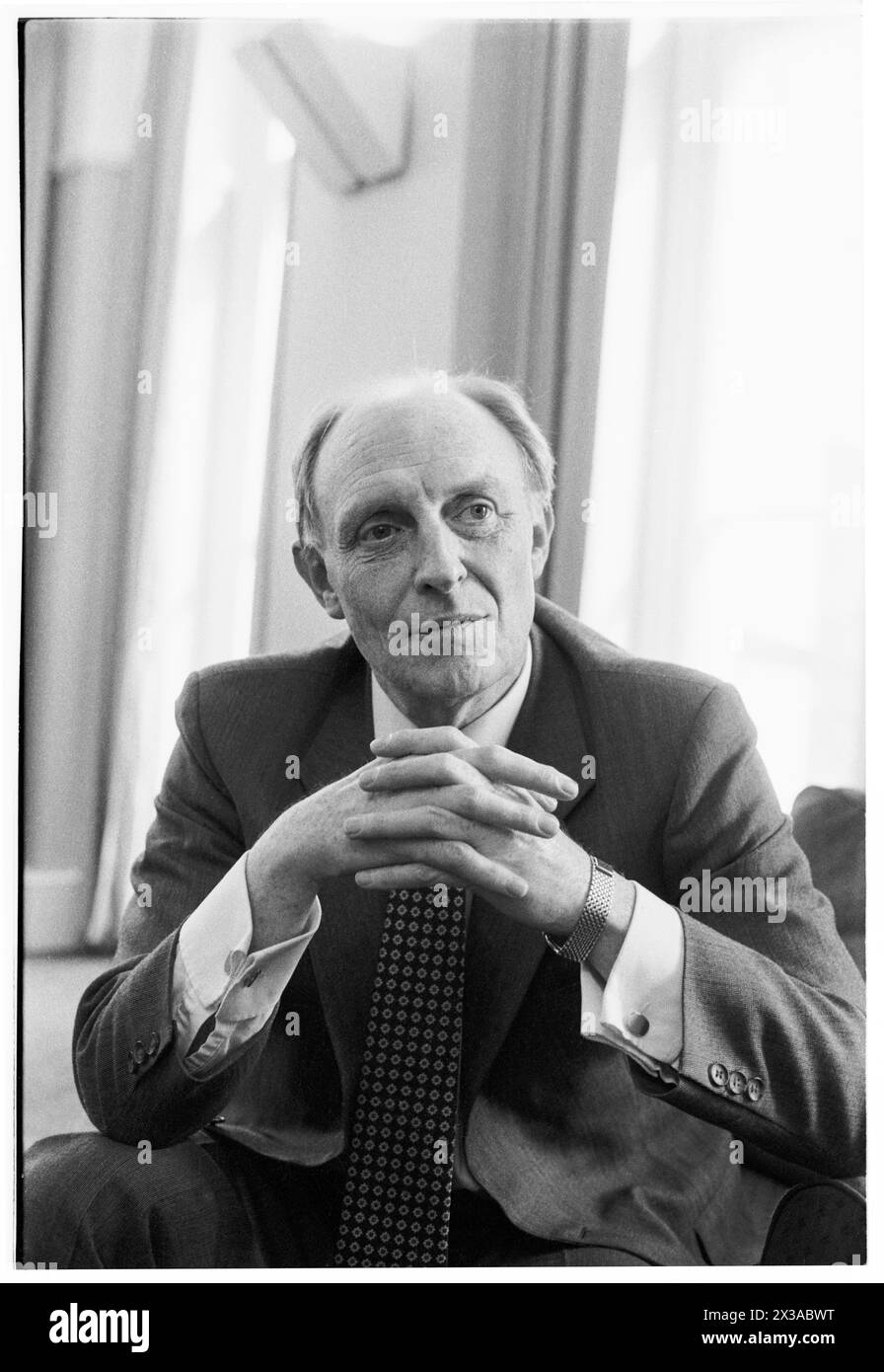 NEIL KINNOCK, EX LEADER DEL PARTITO LABURISTA, 1993: Un ritratto dell'ex leader del partito laburista Neil Kinnock MP scattato al numero 1 di Parliament Street, Londra, Inghilterra, Regno Unito il 6 aprile 1993. Foto: Rob Watkins. INFO: Questa foto è stata scattata per celebrare un anno da quando Neil Kinnock ha perso le elezioni generali del 1992, la sua seconda sconfitta elettorale nazionale. Aveva fatto molte ricerche d'animo nell'anno successivo e aveva segnato il suo aspetto. Foto Stock