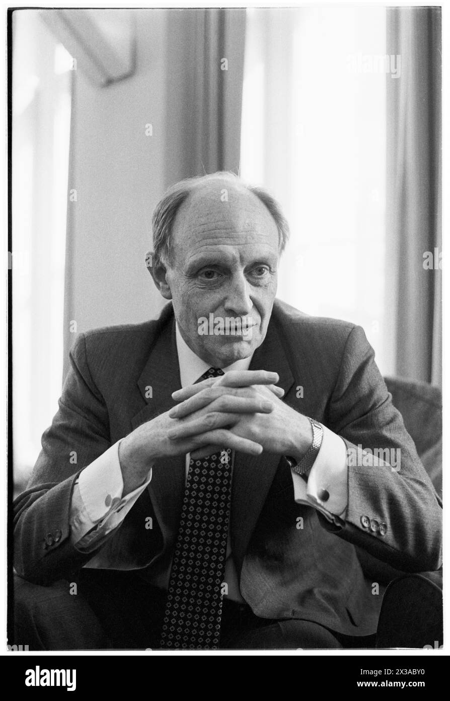 NEIL KINNOCK, EX LEADER DEL PARTITO LABURISTA, 1993: Un ritratto dell'ex leader del partito laburista Neil Kinnock MP scattato al numero 1 di Parliament Street, Londra, Inghilterra, Regno Unito il 6 aprile 1993. Foto: Rob Watkins. INFO: Questa foto è stata scattata per celebrare un anno da quando Neil Kinnock ha perso le elezioni generali del 1992, la sua seconda sconfitta elettorale nazionale. Aveva fatto molte ricerche d'animo nell'anno successivo e aveva segnato il suo aspetto. Foto Stock