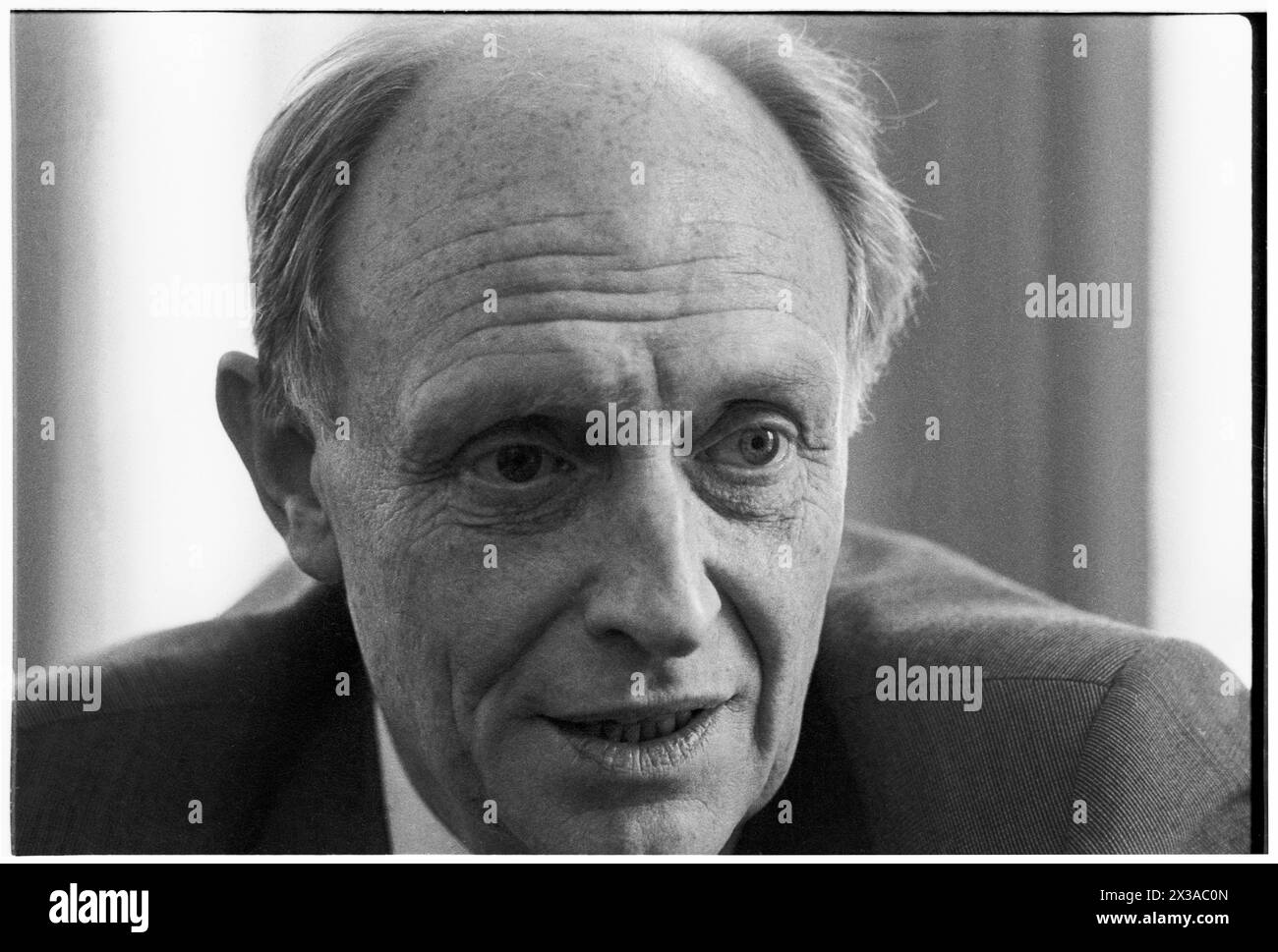 NEIL KINNOCK, EX LEADER DEL PARTITO LABURISTA, 1993: Un ritratto dell'ex leader del partito laburista Neil Kinnock MP scattato al numero 1 di Parliament Street, Londra, Inghilterra, Regno Unito il 6 aprile 1993. Foto: Rob Watkins. INFO: Questa foto è stata scattata per celebrare un anno da quando Neil Kinnock ha perso le elezioni generali del 1992, la sua seconda sconfitta elettorale nazionale. Aveva fatto molte ricerche d'animo nell'anno successivo e aveva segnato il suo aspetto. Foto Stock