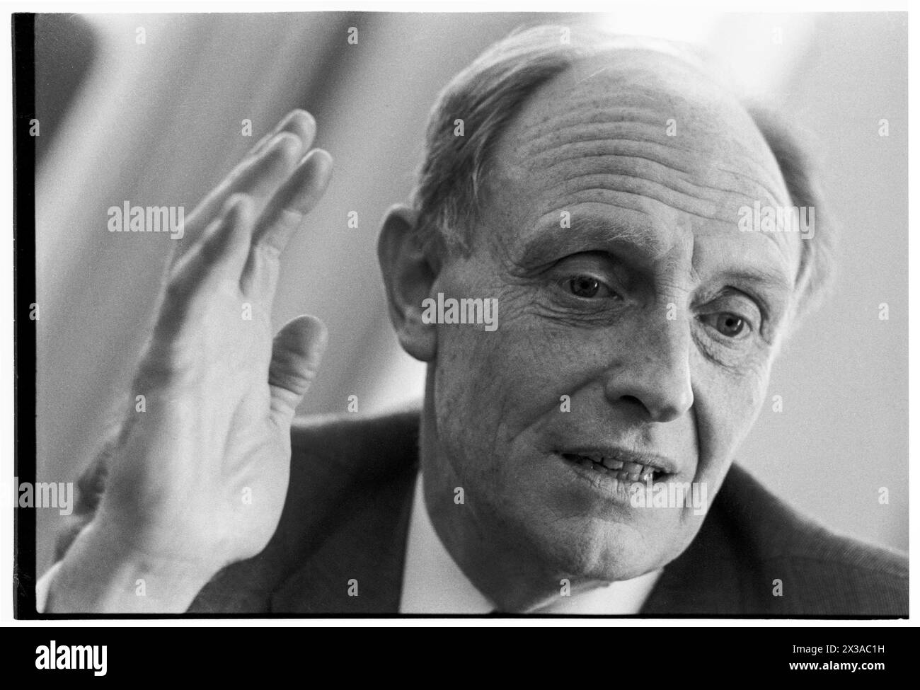 NEIL KINNOCK, EX LEADER DEL PARTITO LABURISTA, 1993: Un ritratto dell'ex leader del partito laburista Neil Kinnock MP scattato al numero 1 di Parliament Street, Londra, Inghilterra, Regno Unito il 6 aprile 1993. Foto: Rob Watkins. INFO: Questa foto è stata scattata per celebrare un anno da quando Neil Kinnock ha perso le elezioni generali del 1992, la sua seconda sconfitta elettorale nazionale. Aveva fatto molte ricerche d'animo nell'anno successivo e aveva segnato il suo aspetto. Foto Stock