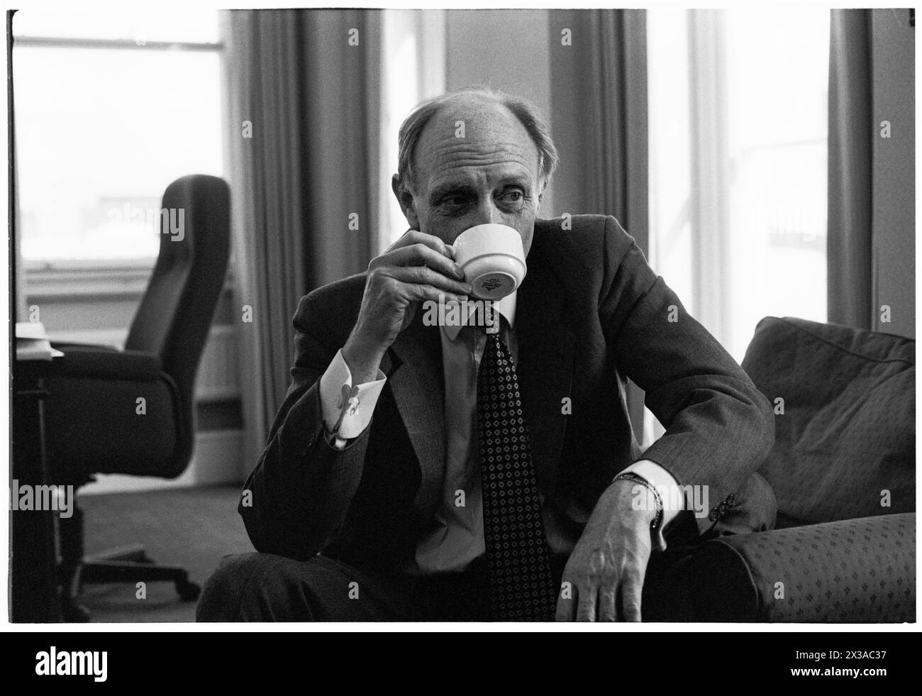 NEIL KINNOCK, EX LEADER DEL PARTITO LABURISTA, 1993: Un ritratto dell'ex leader del partito laburista Neil Kinnock MP scattato al numero 1 di Parliament Street, Londra, Inghilterra, Regno Unito il 6 aprile 1993. Foto: Rob Watkins. INFO: Questa foto è stata scattata per celebrare un anno da quando Neil Kinnock ha perso le elezioni generali del 1992, la sua seconda sconfitta elettorale nazionale. Aveva fatto molte ricerche d'animo nell'anno successivo e aveva segnato il suo aspetto. Foto Stock