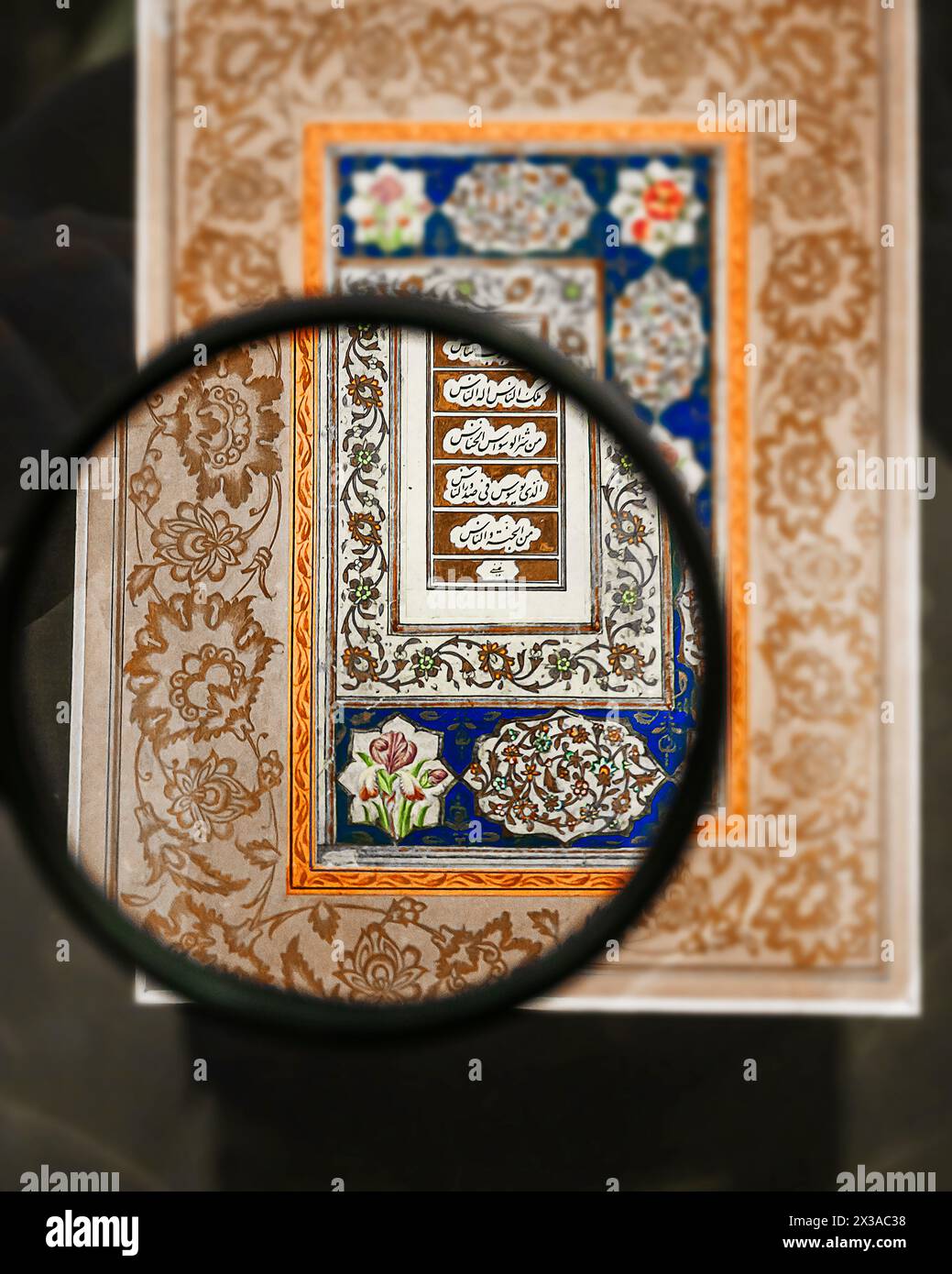 Dettagli sotto la lente d'ingrandimento di un manufatto arabo in mostra in un museo di Kuwait City Foto Stock
