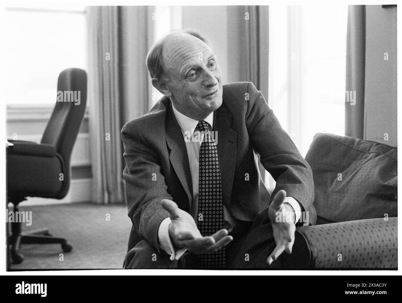 NEIL KINNOCK, EX LEADER DEL PARTITO LABURISTA, 1993: Un ritratto dell'ex leader del partito laburista Neil Kinnock MP scattato al numero 1 di Parliament Street, Londra, Inghilterra, Regno Unito il 6 aprile 1993. Foto: Rob Watkins. INFO: Questa foto è stata scattata per celebrare un anno da quando Neil Kinnock ha perso le elezioni generali del 1992, la sua seconda sconfitta elettorale nazionale. Aveva fatto molte ricerche d'animo nell'anno successivo e aveva segnato il suo aspetto. Foto Stock