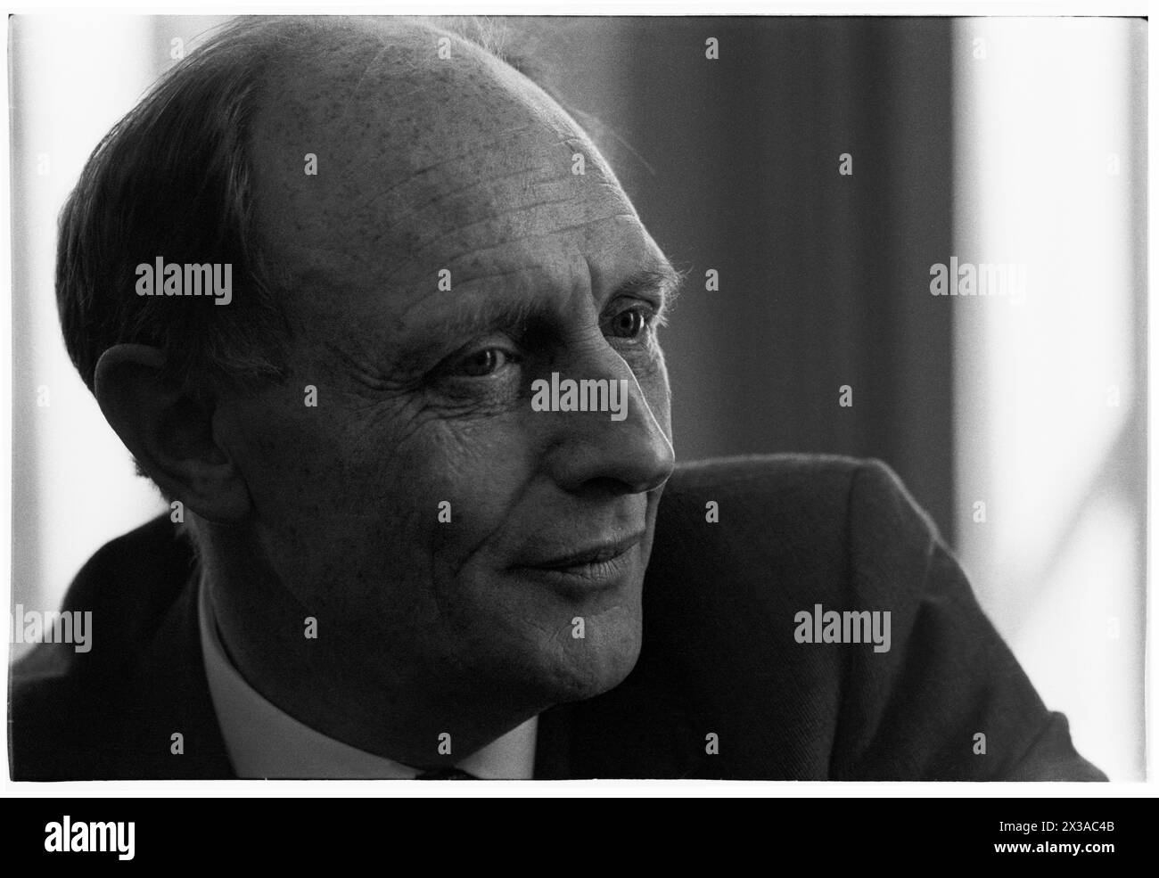 NEIL KINNOCK, EX LEADER DEL PARTITO LABURISTA, 1993: Un ritratto dell'ex leader del partito laburista Neil Kinnock MP scattato al numero 1 di Parliament Street, Londra, Inghilterra, Regno Unito il 6 aprile 1993. Foto: Rob Watkins. INFO: Questa foto è stata scattata per celebrare un anno da quando Neil Kinnock ha perso le elezioni generali del 1992, la sua seconda sconfitta elettorale nazionale. Aveva fatto molte ricerche d'animo nell'anno successivo e aveva segnato il suo aspetto. Foto Stock