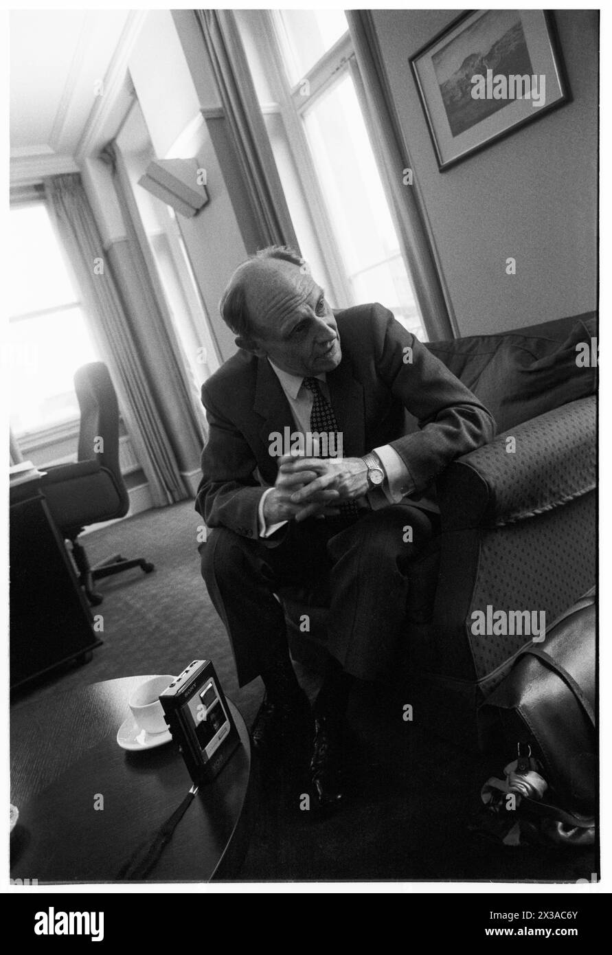 NEIL KINNOCK, EX LEADER DEL PARTITO LABURISTA, 1993: Un ritratto dell'ex leader del partito laburista Neil Kinnock MP scattato al numero 1 di Parliament Street, Londra, Inghilterra, Regno Unito il 6 aprile 1993. Foto: Rob Watkins. INFO: Questa foto è stata scattata per celebrare un anno da quando Neil Kinnock ha perso le elezioni generali del 1992, la sua seconda sconfitta elettorale nazionale. Aveva fatto molte ricerche d'animo nell'anno successivo e aveva segnato il suo aspetto. Foto Stock