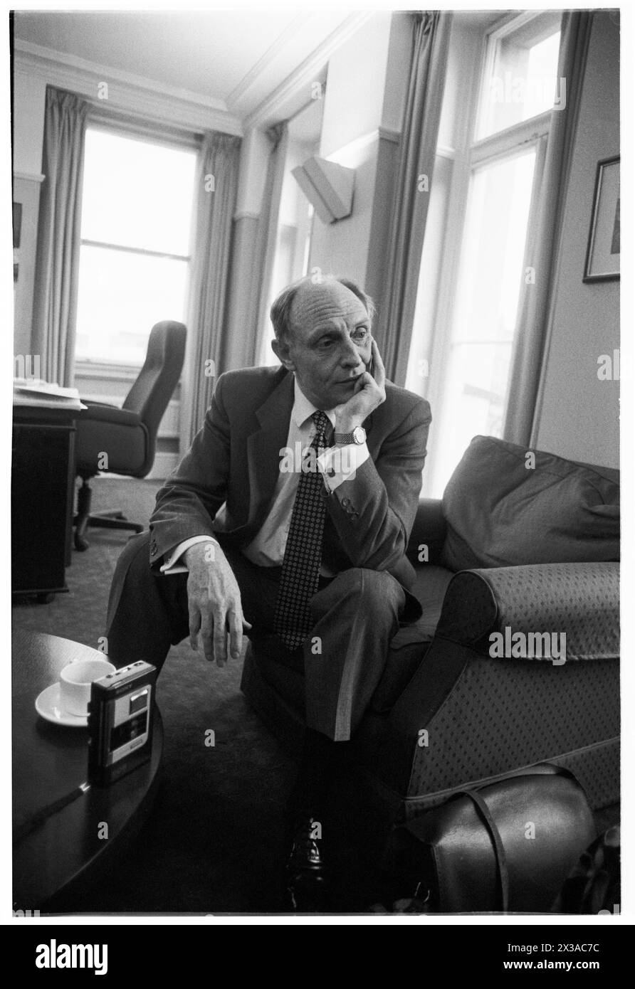 NEIL KINNOCK, EX LEADER DEL PARTITO LABURISTA, 1993: Un ritratto dell'ex leader del partito laburista Neil Kinnock MP scattato al numero 1 di Parliament Street, Londra, Inghilterra, Regno Unito il 6 aprile 1993. Foto: Rob Watkins. INFO: Questa foto è stata scattata per celebrare un anno da quando Neil Kinnock ha perso le elezioni generali del 1992, la sua seconda sconfitta elettorale nazionale. Aveva fatto molte ricerche d'animo nell'anno successivo e aveva segnato il suo aspetto. Foto Stock