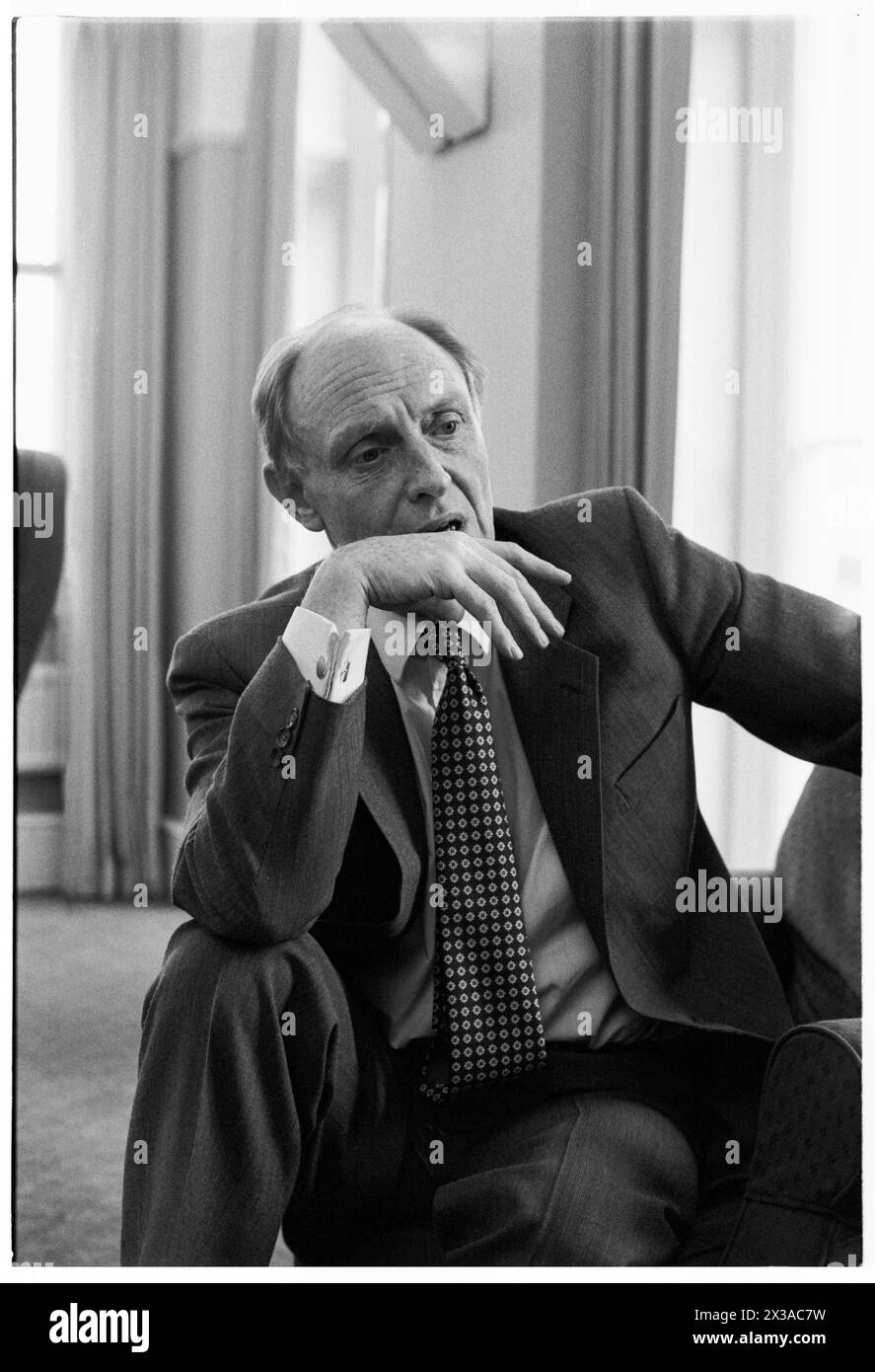 NEIL KINNOCK, EX LEADER DEL PARTITO LABURISTA, 1993: Un ritratto dell'ex leader del partito laburista Neil Kinnock MP scattato al numero 1 di Parliament Street, Londra, Inghilterra, Regno Unito il 6 aprile 1993. Foto: Rob Watkins. INFO: Questa foto è stata scattata per celebrare un anno da quando Neil Kinnock ha perso le elezioni generali del 1992, la sua seconda sconfitta elettorale nazionale. Aveva fatto molte ricerche d'animo nell'anno successivo e aveva segnato il suo aspetto. Foto Stock