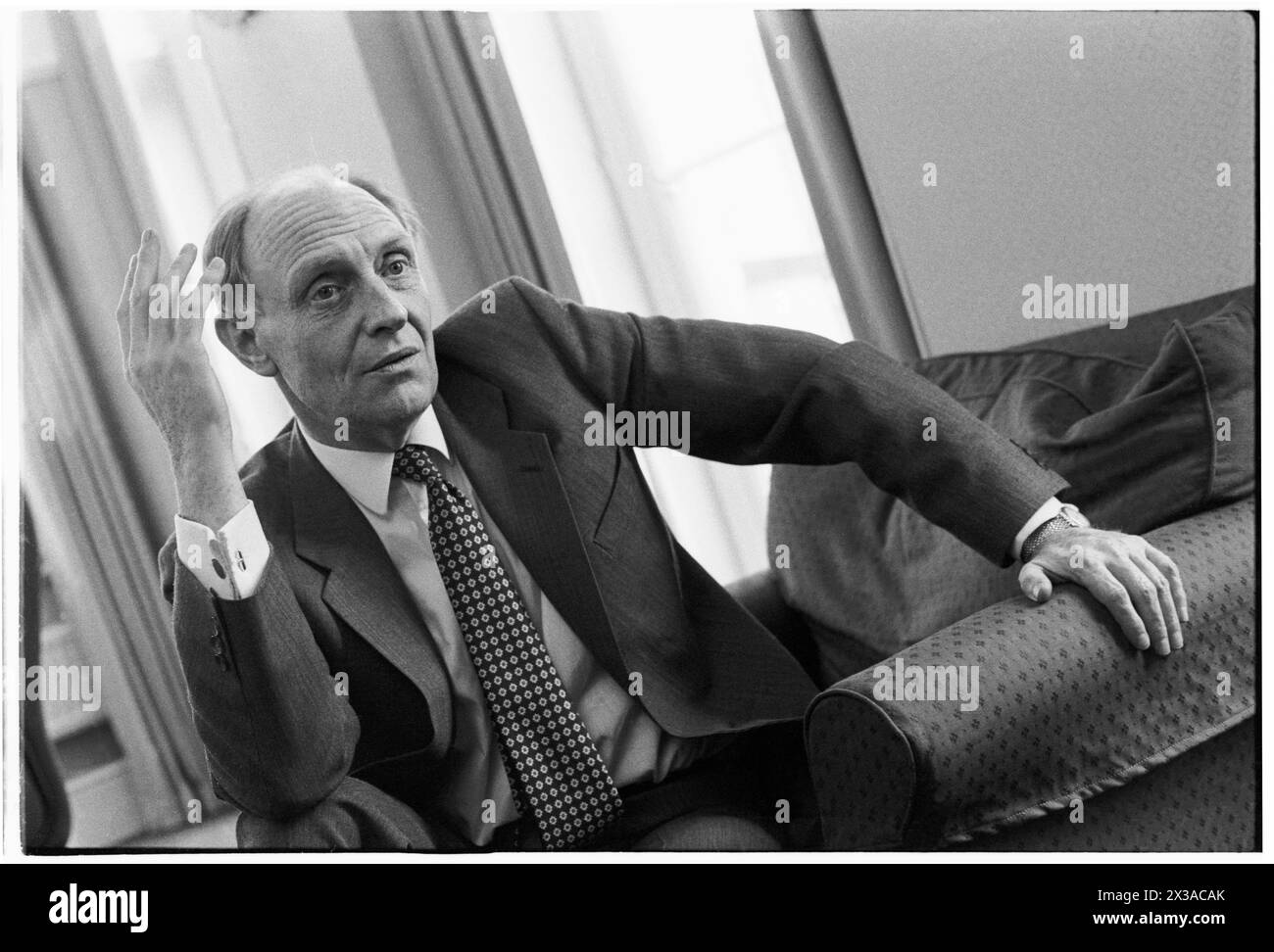 NEIL KINNOCK, EX LEADER DEL PARTITO LABURISTA, 1993: Un ritratto dell'ex leader del partito laburista Neil Kinnock MP scattato al numero 1 di Parliament Street, Londra, Inghilterra, Regno Unito il 6 aprile 1993. Foto: Rob Watkins. INFO: Questa foto è stata scattata per celebrare un anno da quando Neil Kinnock ha perso le elezioni generali del 1992, la sua seconda sconfitta elettorale nazionale. Aveva fatto molte ricerche d'animo nell'anno successivo e aveva segnato il suo aspetto. Foto Stock