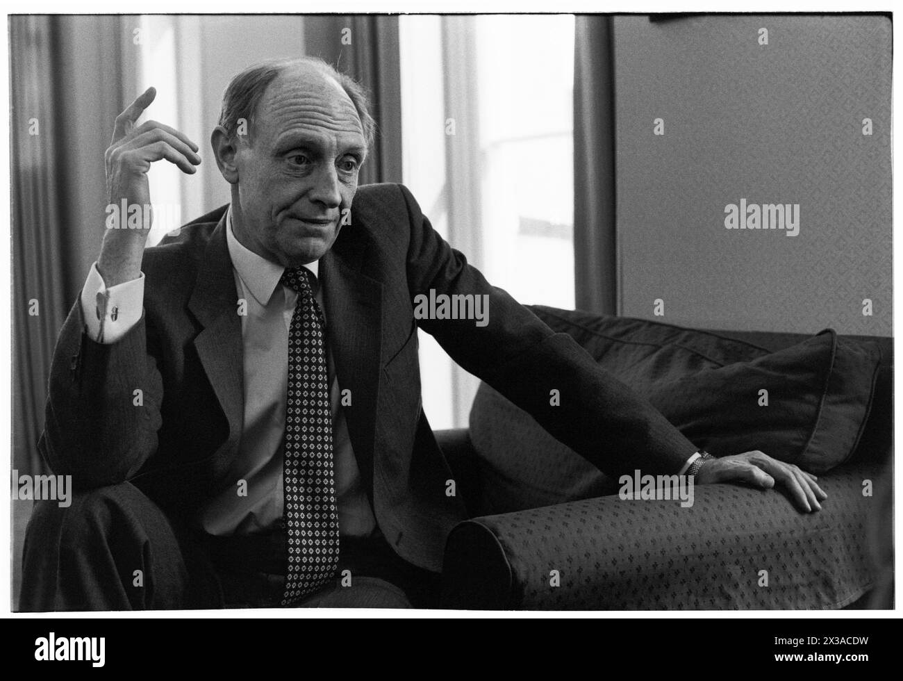 NEIL KINNOCK, EX LEADER DEL PARTITO LABURISTA, 1993: Un ritratto dell'ex leader del partito laburista Neil Kinnock MP scattato al numero 1 di Parliament Street, Londra, Inghilterra, Regno Unito il 6 aprile 1993. Foto: Rob Watkins. INFO: Questa foto è stata scattata per celebrare un anno da quando Neil Kinnock ha perso le elezioni generali del 1992, la sua seconda sconfitta elettorale nazionale. Aveva fatto molte ricerche d'animo nell'anno successivo e aveva segnato il suo aspetto. Foto Stock