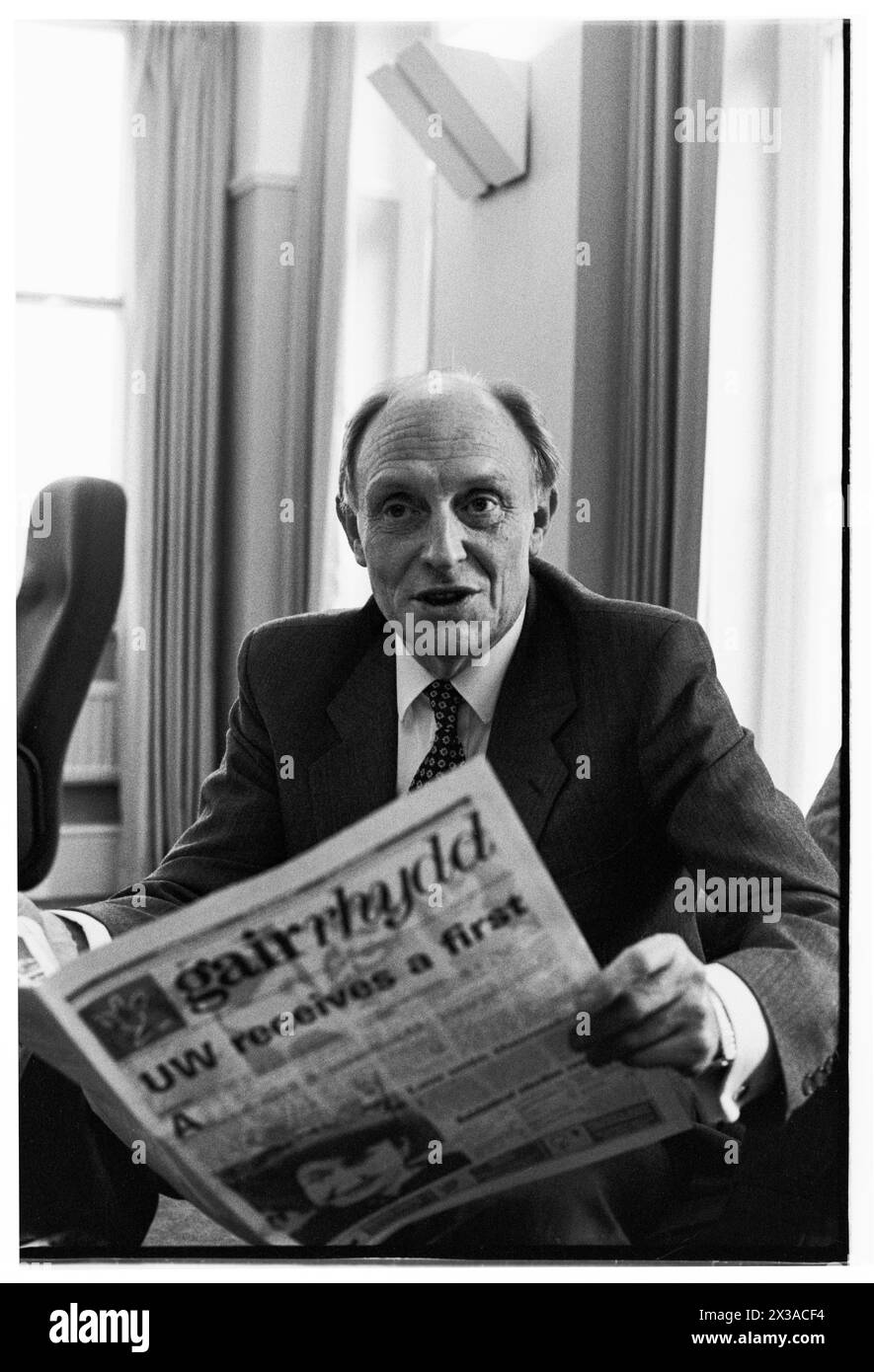 NEIL KINNOCK, EX LEADER DEL PARTITO LABURISTA, 1993: Un ritratto dell'ex leader del partito laburista Neil Kinnock che leggeva il suo vecchio giornale studentesco di Cardiff Gair Rhydd, preso al 1 Parliament Street, Londra, Inghilterra, Regno Unito il 6 aprile 1993. Foto: Rob Watkins. INFO: Questa foto è stata scattata per celebrare un anno da quando Neil Kinnock ha perso le elezioni generali del 1992, la sua seconda sconfitta elettorale nazionale. Aveva fatto molte ricerche d'animo nell'anno successivo e aveva segnato il suo aspetto. Foto Stock