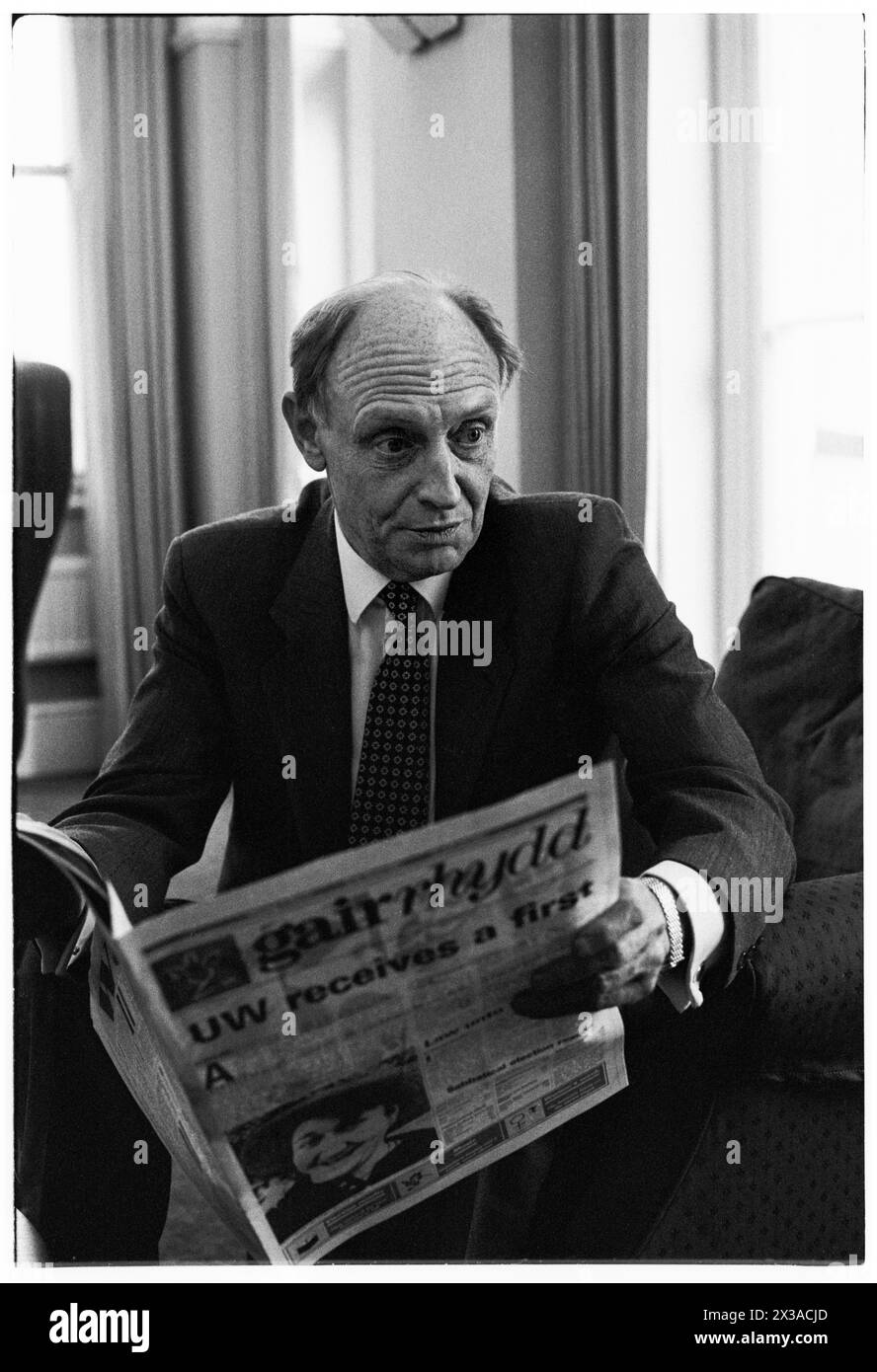 NEIL KINNOCK, EX LEADER DEL PARTITO LABURISTA, 1993: Un ritratto dell'ex leader del partito laburista Neil Kinnock che leggeva il suo vecchio giornale studentesco di Cardiff Gair Rhydd, preso al 1 Parliament Street, Londra, Inghilterra, Regno Unito il 6 aprile 1993. Foto: Rob Watkins. INFO: Questa foto è stata scattata per celebrare un anno da quando Neil Kinnock ha perso le elezioni generali del 1992, la sua seconda sconfitta elettorale nazionale. Aveva fatto molte ricerche d'animo nell'anno successivo e aveva segnato il suo aspetto. Foto Stock
