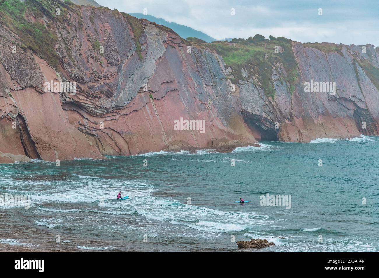 Strati fortemente inclinati di Flysch, scogliere di Flysch, Costa Basca UNESCO Global Geopark, European Geopark Network, Zumaia, Guipúzcoa, Paesi Baschi, Spagna Foto Stock