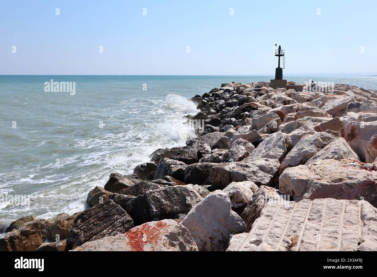 Termoli - tratto finale della scogliera del molo sopraflutto Foto Stock