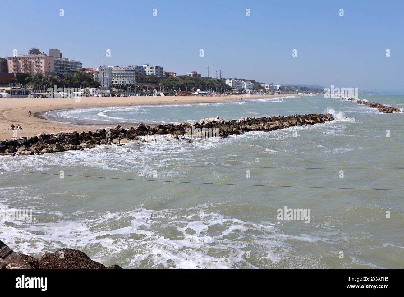 Termoli - Scogliera della spiaggia del lungomare Colombo da via dei Trabucchi Foto Stock