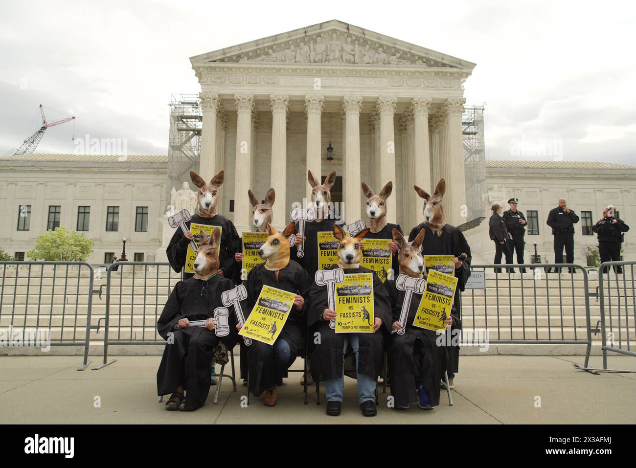 Washington, DC, USA. 25 aprile 2024. Gli attivisti in maschere di canguro protestano contro l'ex presidente Donald Trump al di fuori della Corte Suprema durante discussioni orali sull'immunità presidenziale. Crediti: Philip Yabut/Alamy Live News Foto Stock