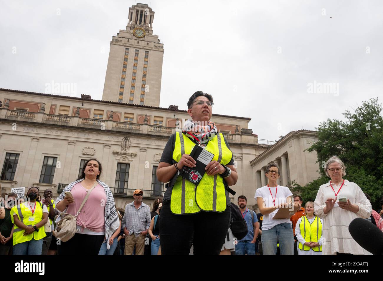 La dottoressa KARMA R. CHAVEZ del Dipartimento di studi messicani americani presso l'Università del Texas ad Austin parla come studenti, docenti e altri radunano per il secondo giorno di proteste pro-Palestina il 25 aprile 2024 e denuncia il presidente dell'UT Jay Hartzell (non mostrato) per l'estrema risposta della polizia di ieri in quella che è stata in gran parte una protesta pacifica. Le accuse contro diverse dozzine di manifestanti arrestati ieri sono state ritirate questa mattina presto dal procuratore della contea di Travis. Crediti: Bob Daemmrich/Alamy Live News Foto Stock