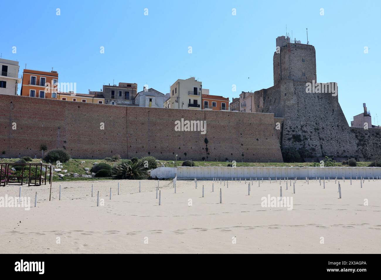 Termoli - Castello Svevo dalla spiaggia libera di Cala Sveva Foto Stock