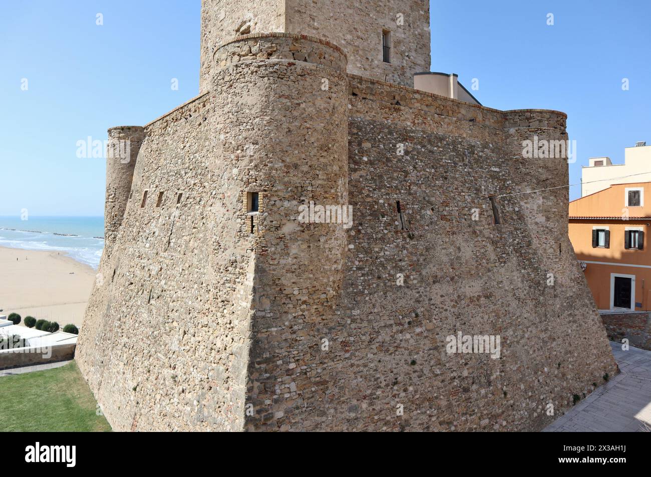 Termoli - particolare del Castello Svevo da via dei bastioni Foto Stock