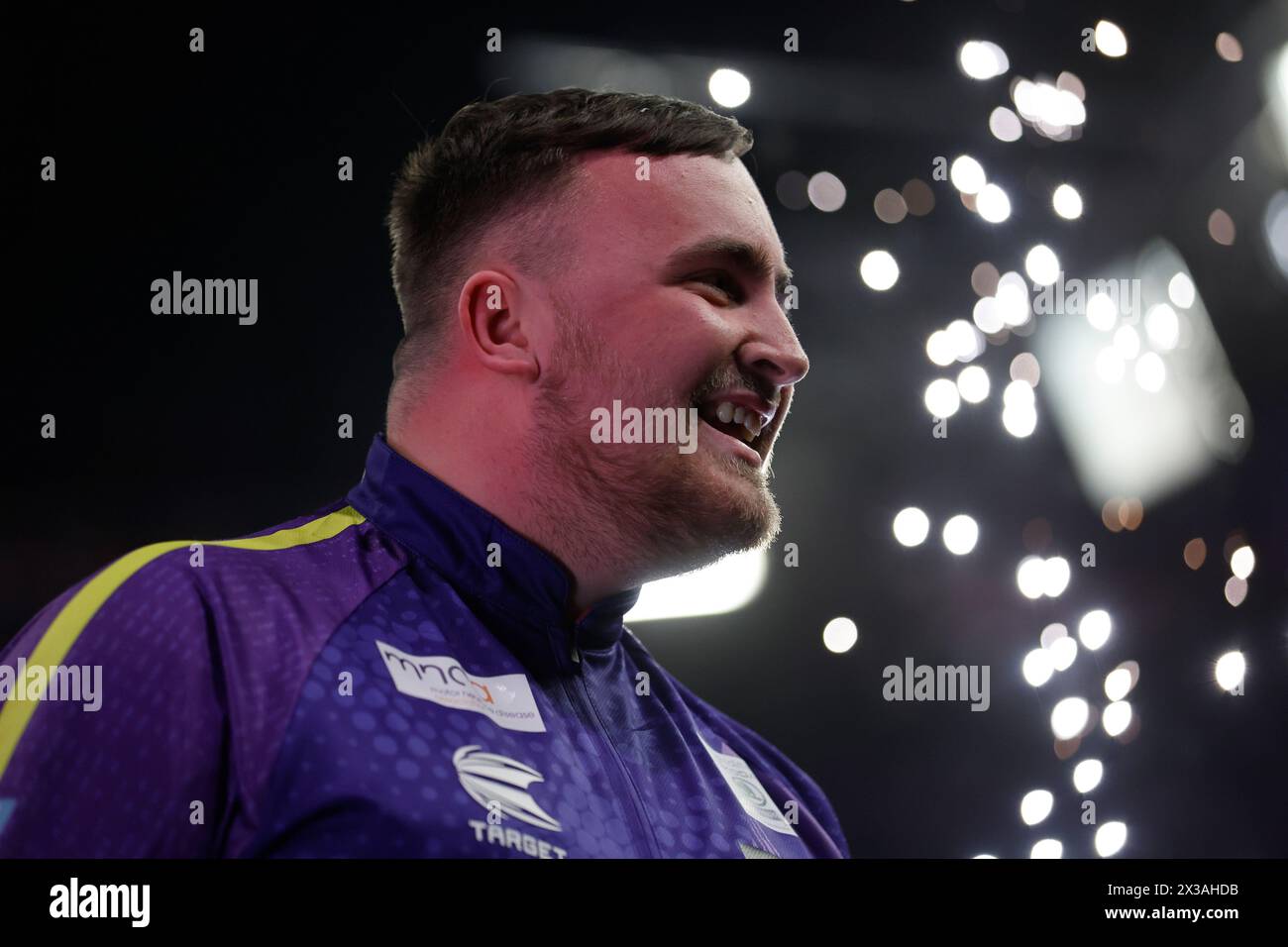 25 aprile 2024, M&amp;S Bank Arena, Liverpool, Inghilterra; 2024 PDC Premier League Darts Liverpool Night 13; Luke Littler vince la sua semifinale contro Nathan Aspinall 6-5 Foto Stock