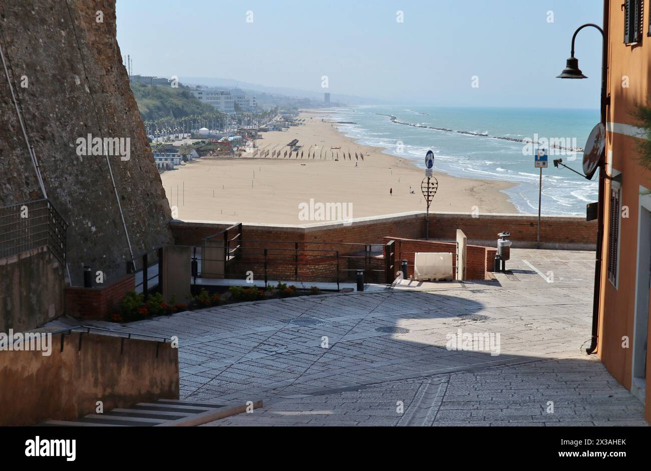 Termoli - Spiaggia del lungomare Colombo da via Montecastello Foto Stock