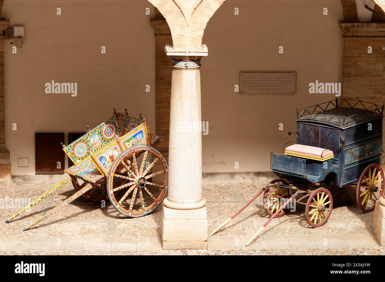Vista del cortile interno del Palazzo reale di Palermo con le tradizionali vecchie carrozze sotto il portico (Palermo, Sicilia) Foto Stock