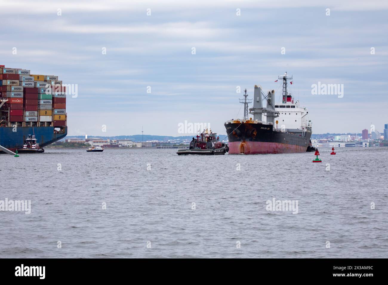 Dundalk, Stati Uniti d'America. 25 aprile 2024. Dundalk, Stati Uniti d'America. 25 aprile 2024. La nave cargo M/V Balsa 94 battente bandiera di Panama diventa la prima nave commerciale a partire attraverso un canale temporaneo dopo il naufragio del Key Bridge quando il porto di Baltimora fu riaperto il 25 aprile 2024, vicino a Dundalk, Maryland. Il ponte è stato colpito dalla nave container MV Dali da 984 piedi il 26 marzo e crollò uccidendo sei lavoratori. Crediti: Christopher Rosario/U.S. Army/Alamy Live News Foto Stock