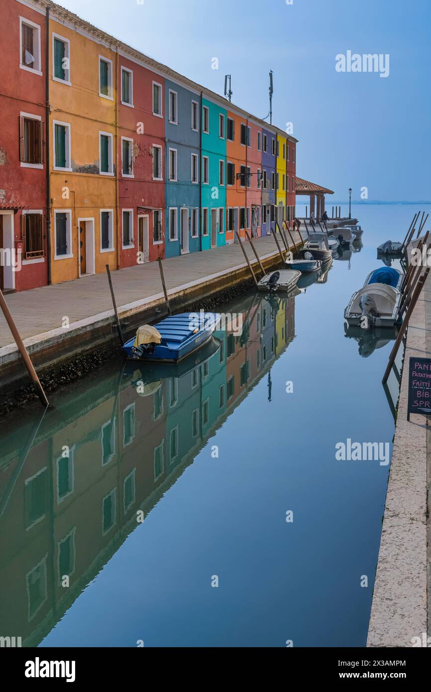 Le famose case colorate di Burano, Venezia Foto Stock