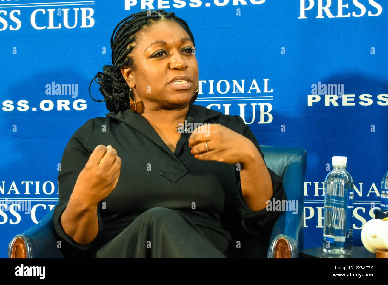 Deesha Dyer, ex segretaria sociale della Casa Bianca e autrice del nuovo libro "non diplomatico", parla al National Press Club il 25 aprile 2024. Foto Stock