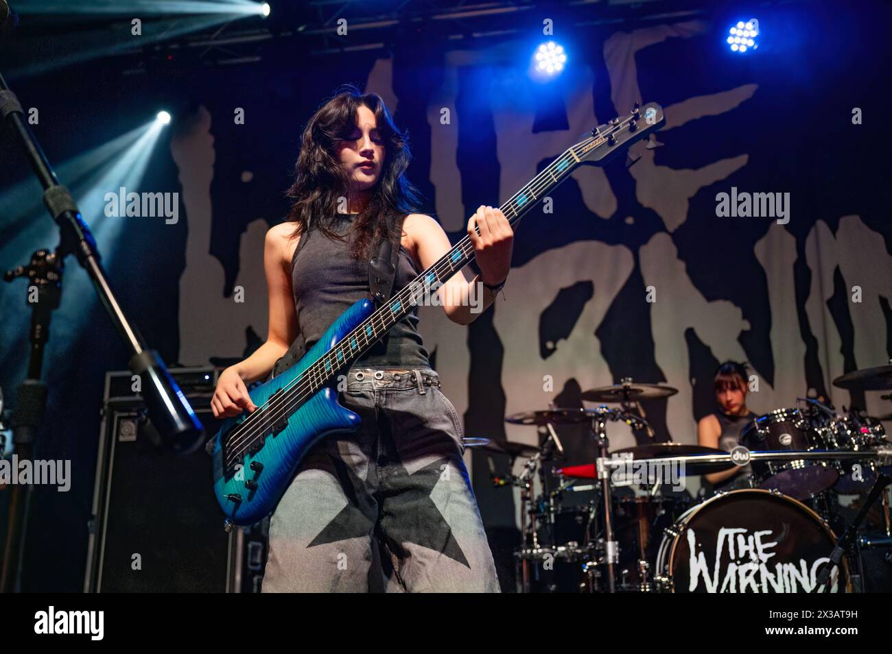 Manchester, Regno Unito. 25 aprile 2024. Le sorelle messicane, Daniela Villarreal Vélez, Paulina Villarreal Vélez e Alejandra Villarreal Vélez della band The Warning si esibiscono alla Manchester Academy 2 nel loro tour dell'album "Keep me Fed". 2024-04-25 . Credito: Gary Mather/Alamy Live News Foto Stock