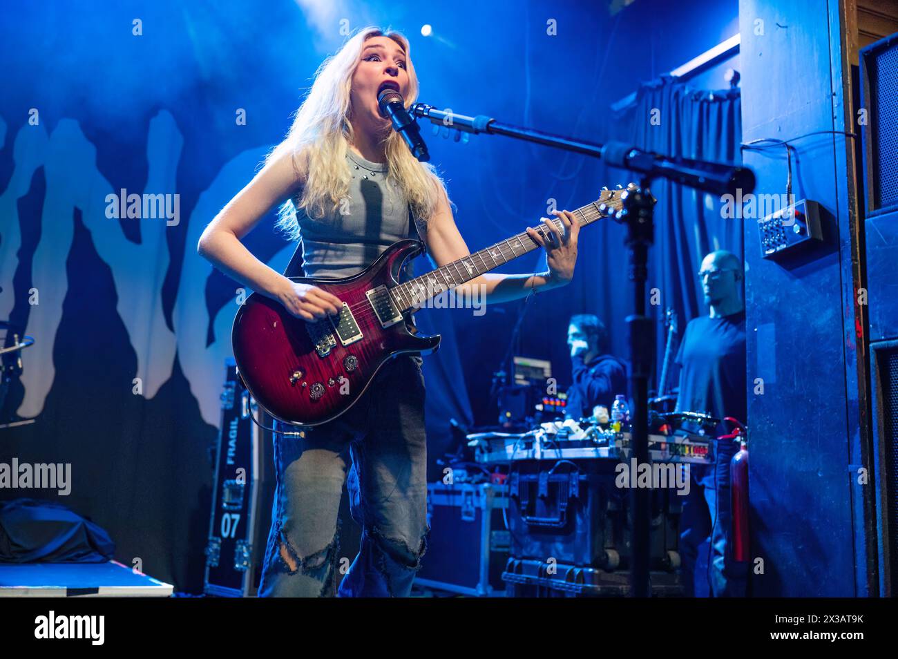 Manchester, Regno Unito. 25 aprile 2024. Le sorelle messicane, Daniela Villarreal Vélez, Paulina Villarreal Vélez e Alejandra Villarreal Vélez della band The Warning si esibiscono alla Manchester Academy 2 nel loro tour dell'album "Keep me Fed". 2024-04-25 . Credito: Gary Mather/Alamy Live News Foto Stock