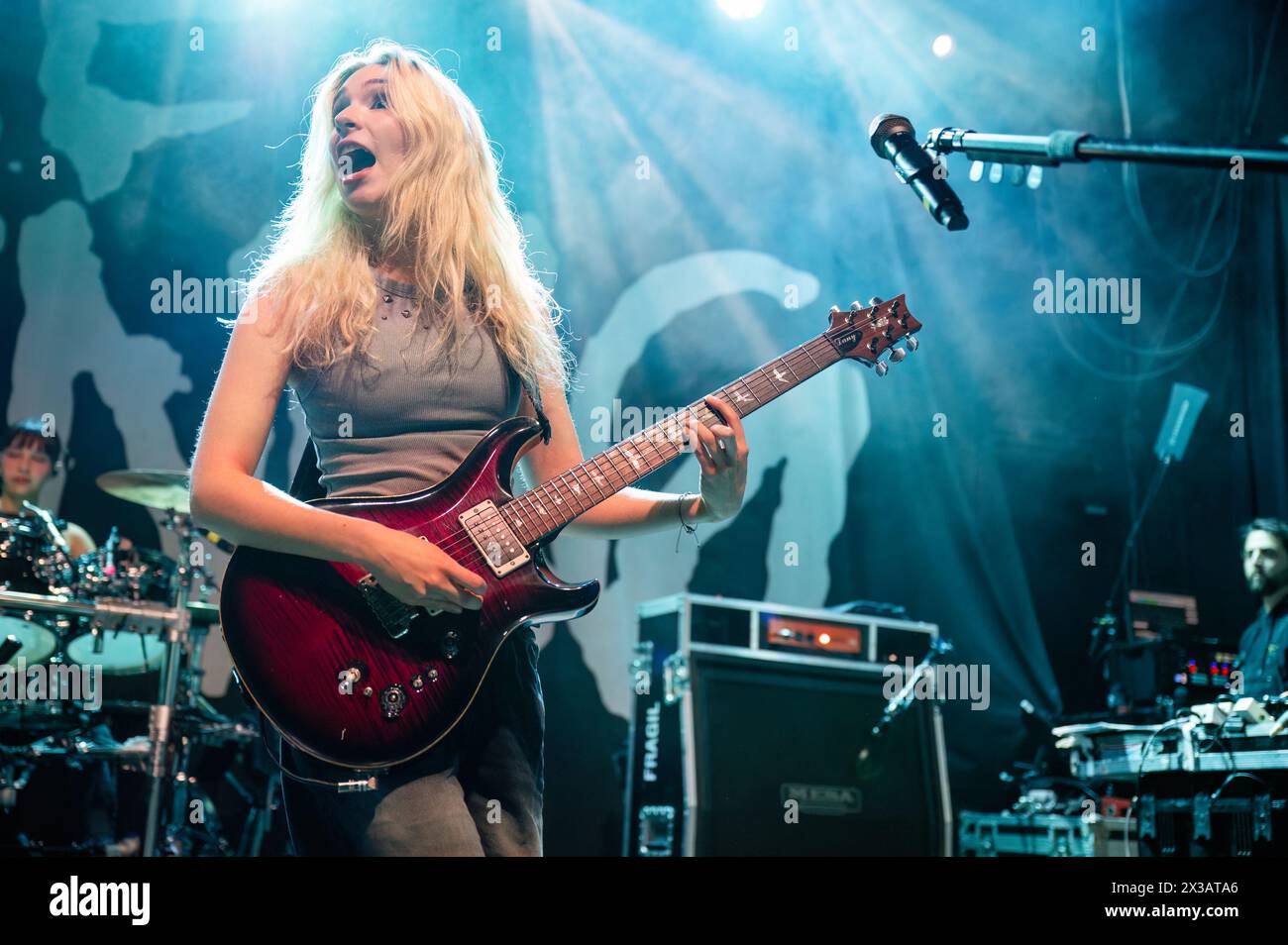 Manchester, Regno Unito. 25 aprile 2024. Le sorelle messicane, Daniela Villarreal Vélez, Paulina Villarreal Vélez e Alejandra Villarreal Vélez della band The Warning si esibiscono alla Manchester Academy 2 nel loro tour dell'album "Keep me Fed". 2024-04-25 . Credito: Gary Mather/Alamy Live News Foto Stock