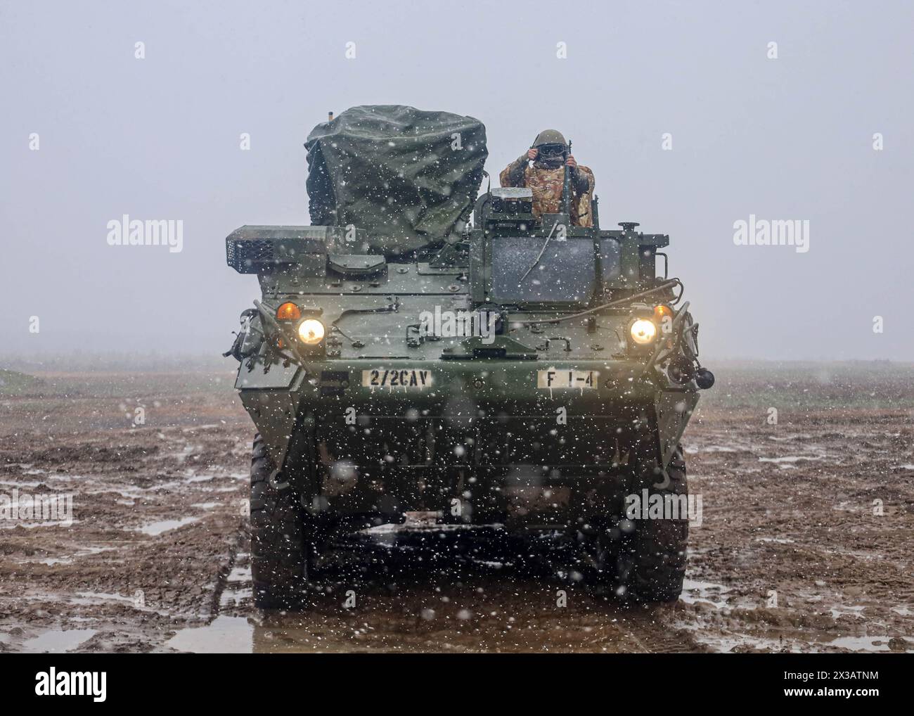 Un veicolo corazzato dell'esercito degli Stati Uniti, veicolo da combattimento della fanteria, "Stryker" parte del 2nd Squadron, 2nd Cavalry Regiment, torna al campo dopo aver partecipato a eventi di addestramento antincendio dal vivo durante Saber Strike 24, Pabrade Training area, Lituania, 22 aprile 2024. Saber Strike 24 è il primo di una serie di esercizi come parte di DEFENDER 24. Gli esercizi sono progettati per scoraggiare gli avversari, trasformare il comando operativo della missione, costruire la preparazione e rafforzare l'alleanza NATO. (Foto U.S. Army di SPC. Devin Klecan) Foto Stock