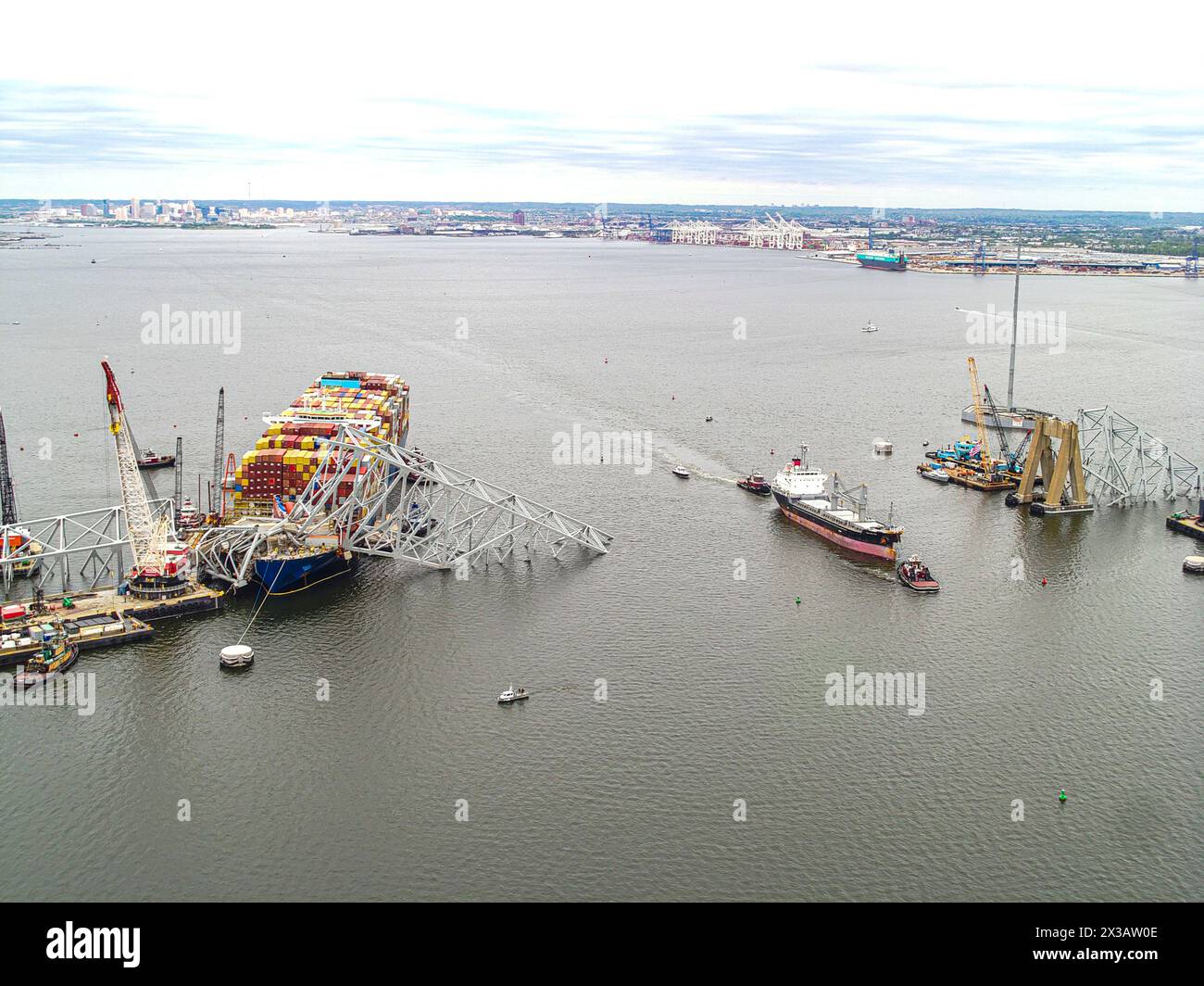 L'M/V Balsa 94 passò attraverso il canale temporaneo sul fiume Patapsco, istituito dal Key Bridge Unified Command il 25 aprile 2024. Le priorità dei comandi unificati Key Bridge Response 2024 sono garantire la sicurezza del pubblico e dei soccorritori, tenere conto delle persone scomparse, ripristinare in sicurezza le infrastrutture di trasporto e il commercio, proteggere l'ambiente e supportare le indagini sull'incidente. (Key Bridge Response 2024 foto comando unificato di Claudio Giugliano sottufficiale di prima classe) Foto Stock