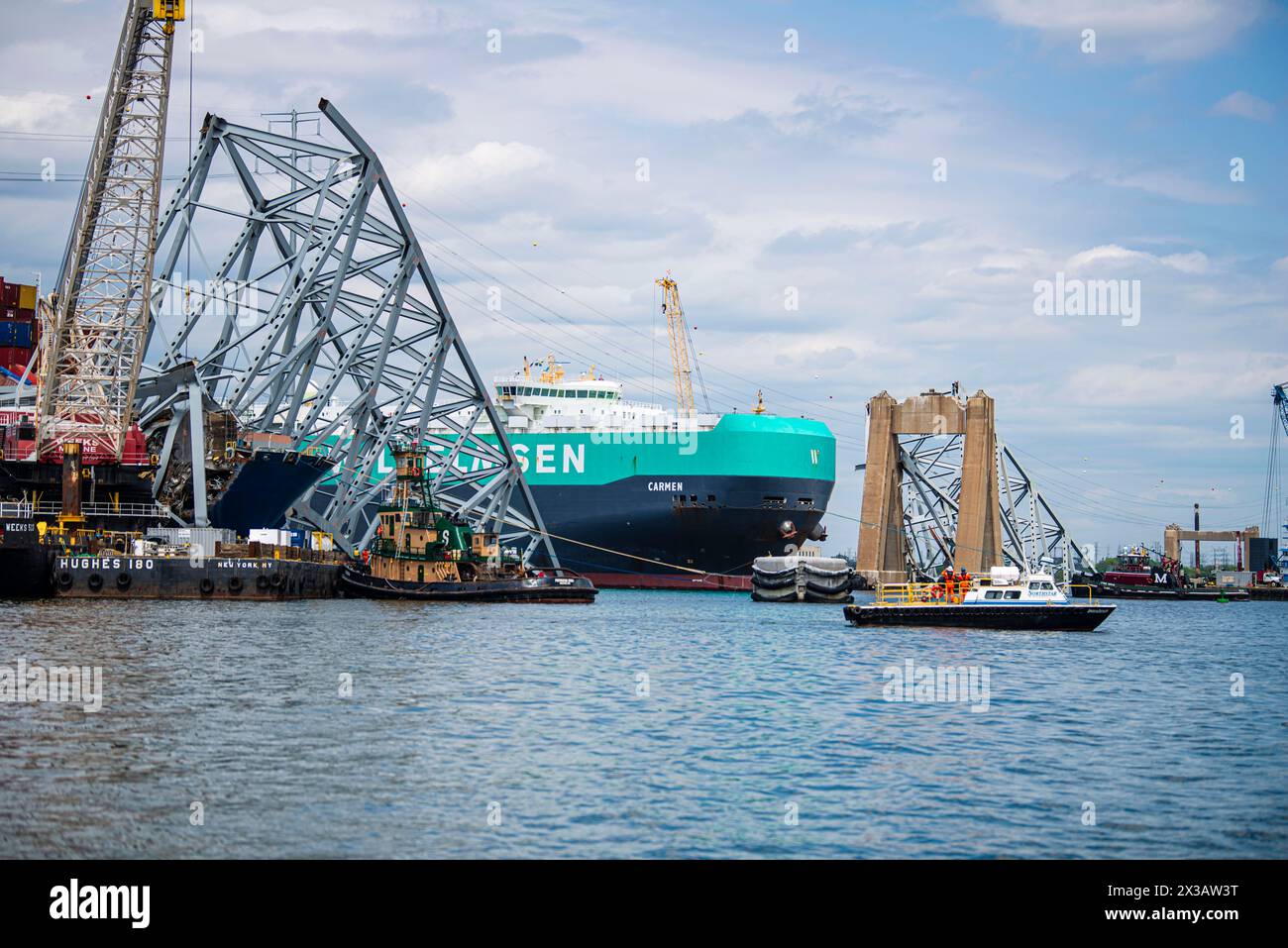 Il vettore Carmen passa attraverso il canale temporaneo sul fiume Patapsco, istituito dal Key Bridge Unified Command, il 25 aprile 2024. Le priorità dei comandi unificati Key Bridge Response 2024 sono garantire la sicurezza del pubblico e dei soccorritori, tenere conto delle persone scomparse, ripristinare in sicurezza le infrastrutture di trasporto e il commercio, proteggere l'ambiente e supportare le indagini sull'incidente. (Key Bridge Response 2024 Unified Command foto di Petty Officer 2nd Class Ronald Hodges) Foto Stock