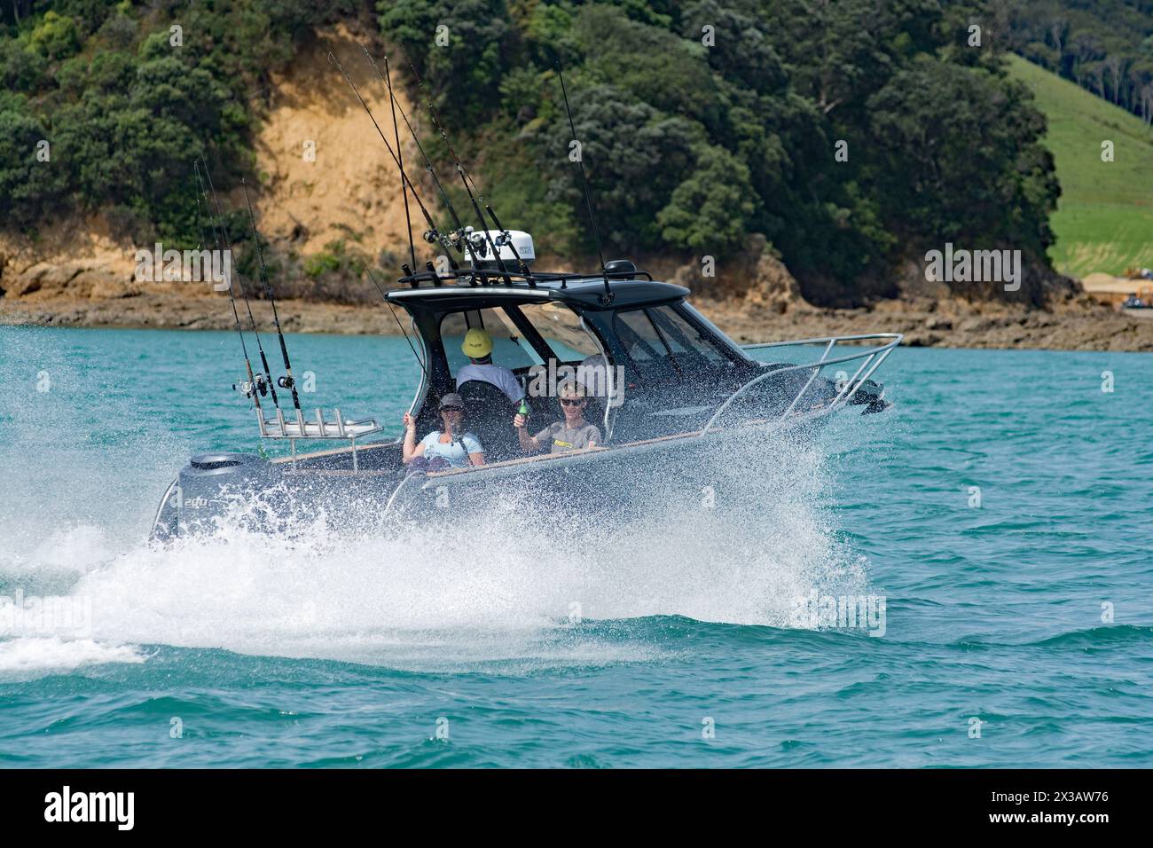 Runabout al largo dell'isola di Waiheke Foto Stock