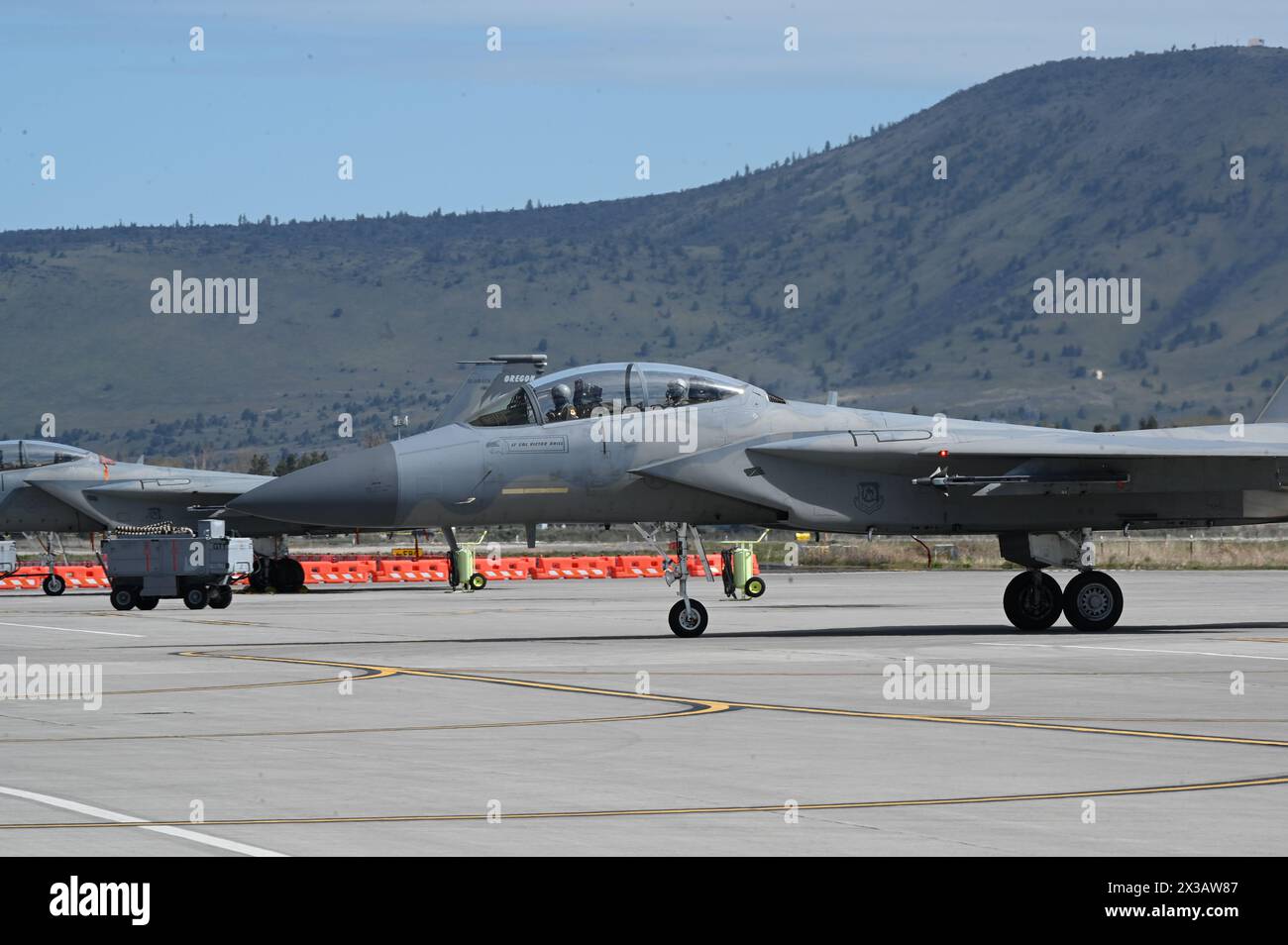 Un F-15D Eagle della United States Air Force del 173rd Fighter Wing Taxis a seguito di una missione di addestramento a Kingsley Field a Klamath Falls, Oregon, 19 aprile 2024. Il generale di brigata dell'esercito degli Stati Uniti Alan Gronewold, l'aiutante generale, Oregon, volò sul sedile posteriore dell'aereo per familiarizzare con la missione F-15 all'ala. (Foto della U.S. Air National Guard del Senior Master Sgt. Jennifer Shirar) Foto Stock