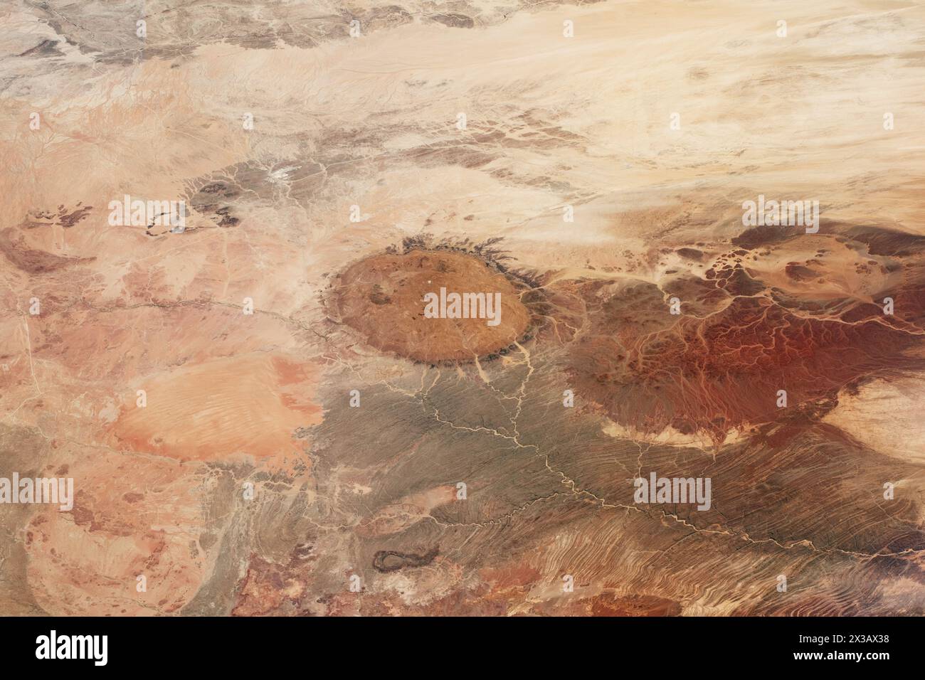 Africa. 24 gennaio 2024. Una fotografia, scattata da un membro dell'equipaggio a bordo della stazione spaziale Internazionale, mostra parte del deserto centrale del Namib appena nell'entroterra dell'Oceano Atlantico. Il massiccio di Brandberg, una massa circolare di roccia che forma la montagna più alta della Namibia, è visibile al centro dell'immagine. La montagna si erge a 2.573 metri (8.442 piedi) sul livello del mare. (Credit Image: © NASA Earth/ZUMA Press Wire) SOLO PER USO EDITORIALE! Non per USO commerciale! Foto Stock