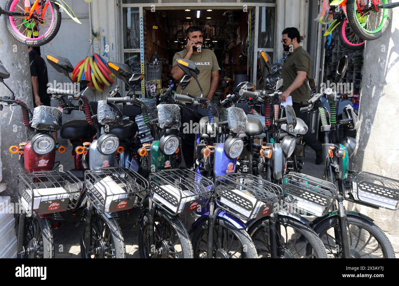 Baghdad. 16 aprile 2024. La foto scattata il 16 aprile 2024 mostra motociclette elettriche prodotte in Cina in vendita al mercato al-Sadriya di Baghdad, Iraq. Crediti: Khalil Dawood/Xinhua/Alamy Live News Foto Stock