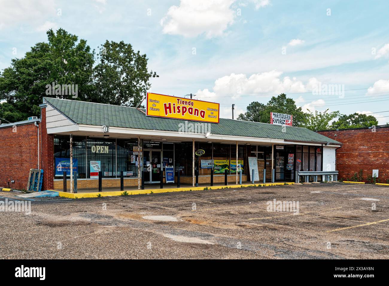 Tienda Hispana, piccolo negozio di alimentari latino, ispanico o latino-americano o minimarket a Montgomery, Alabama, Stati Uniti. Foto Stock