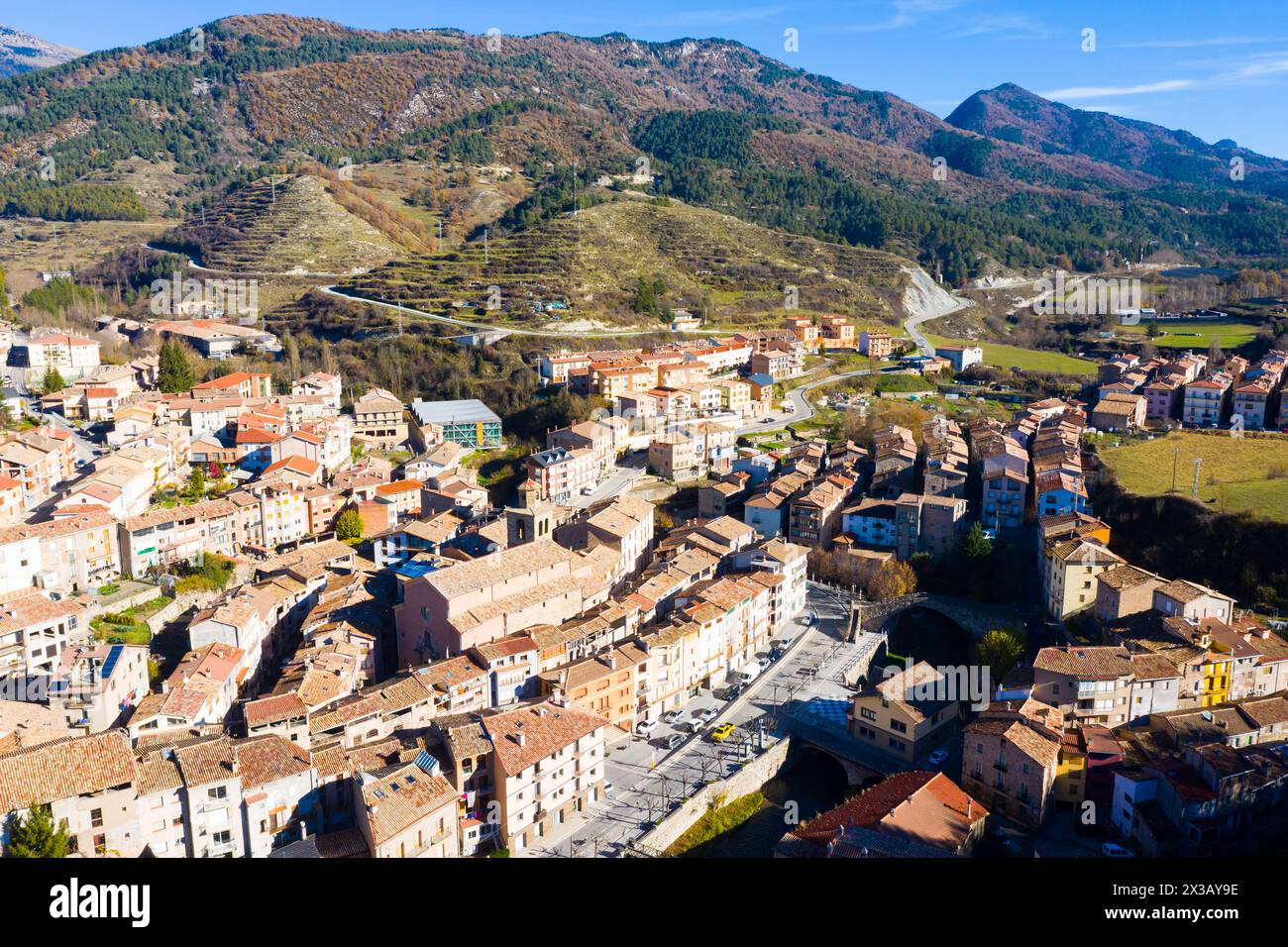 Vista aerea della città spagnola di la Pobla de Lillet ai piedi dei Pirenei, in Catalogna Foto Stock