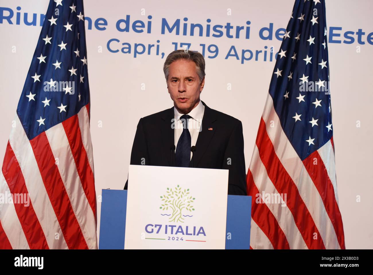 Capri, Italia. 19 aprile 2024. (4/19/2024) Antony John Blinken, Segretario di Stato degli Stati Uniti, durante la conferenza stampa conclusiva dei lavori del terzo giorno del G7 dei ministri degli Esteri, parla della politica che gli Stati Uniti d'America e i suoi partner adotteranno per la de-escalation del conflitto in Medio Oriente. (Foto di Pasquale Gargano/Pacific Press/Sipa USA) credito: SIPA USA/Alamy Live News Foto Stock