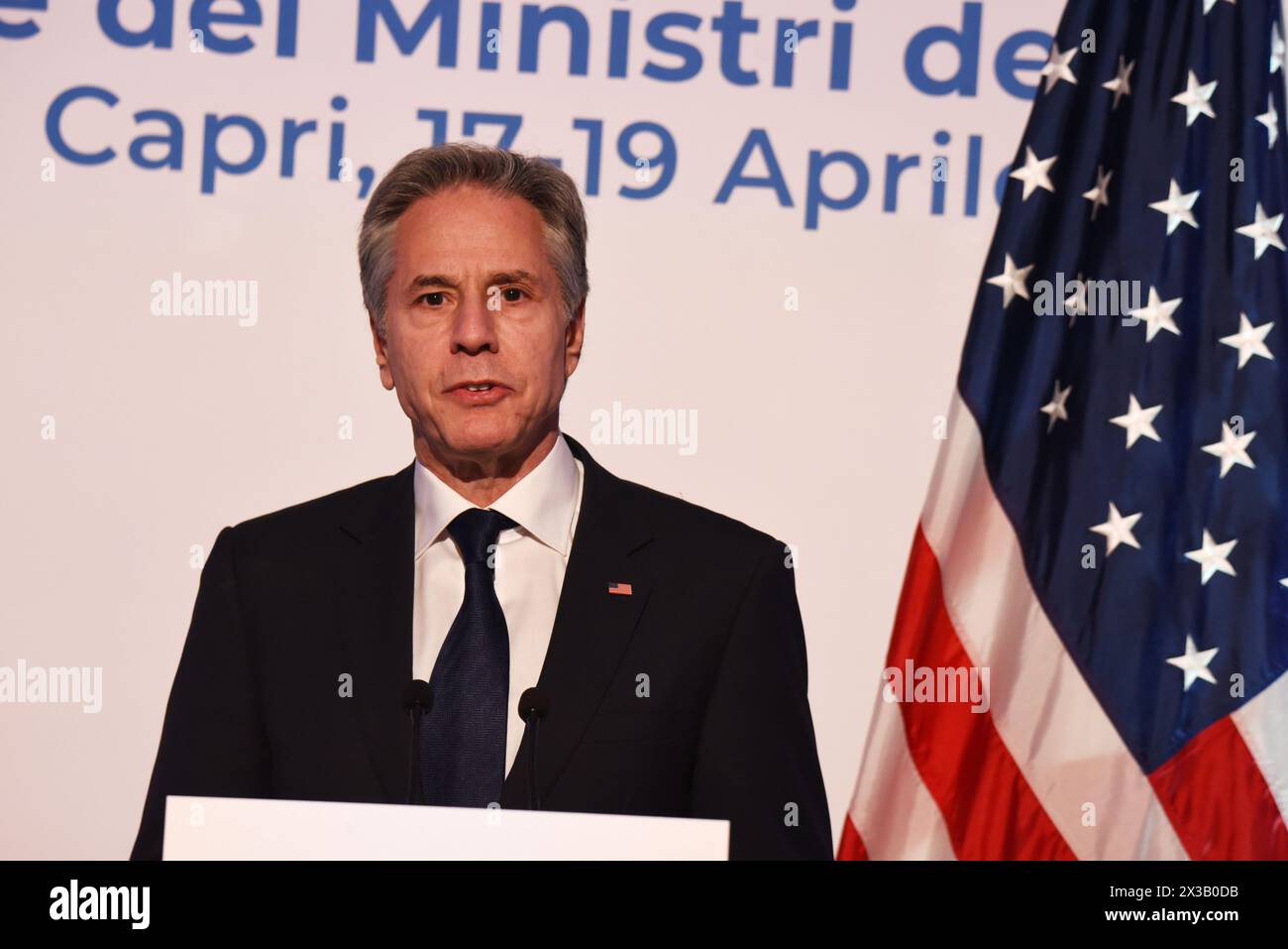 Capri, Italia. 19 aprile 2024. (4/19/2024) Antony John Blinken, Segretario di Stato degli Stati Uniti, durante la conferenza stampa conclusiva dei lavori del terzo giorno del G7 dei ministri degli Esteri, parla della politica che gli Stati Uniti d'America e i suoi partner adotteranno per la de-escalation del conflitto in Medio Oriente. (Foto di Pasquale Gargano/Pacific Press/Sipa USA) credito: SIPA USA/Alamy Live News Foto Stock