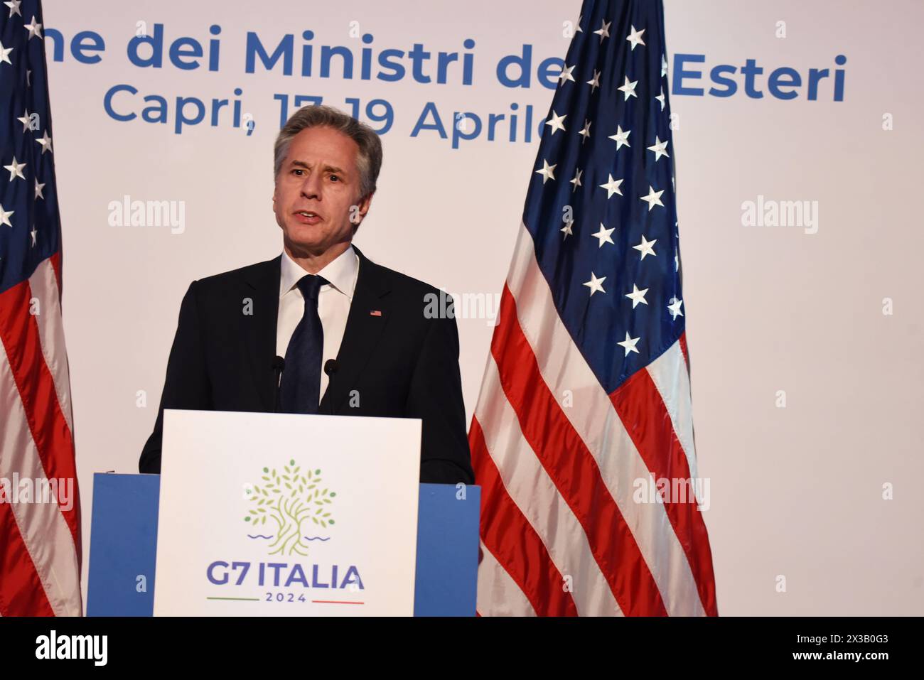 Capri, Italia. 19 aprile 2024. (4/19/2024) Antony John Blinken, Segretario di Stato degli Stati Uniti, durante la conferenza stampa conclusiva dei lavori del terzo giorno del G7 dei ministri degli Esteri, parla della politica che gli Stati Uniti d'America e i suoi partner adotteranno per la de-escalation del conflitto in Medio Oriente. (Foto di Pasquale Gargano/Pacific Press/Sipa USA) credito: SIPA USA/Alamy Live News Foto Stock