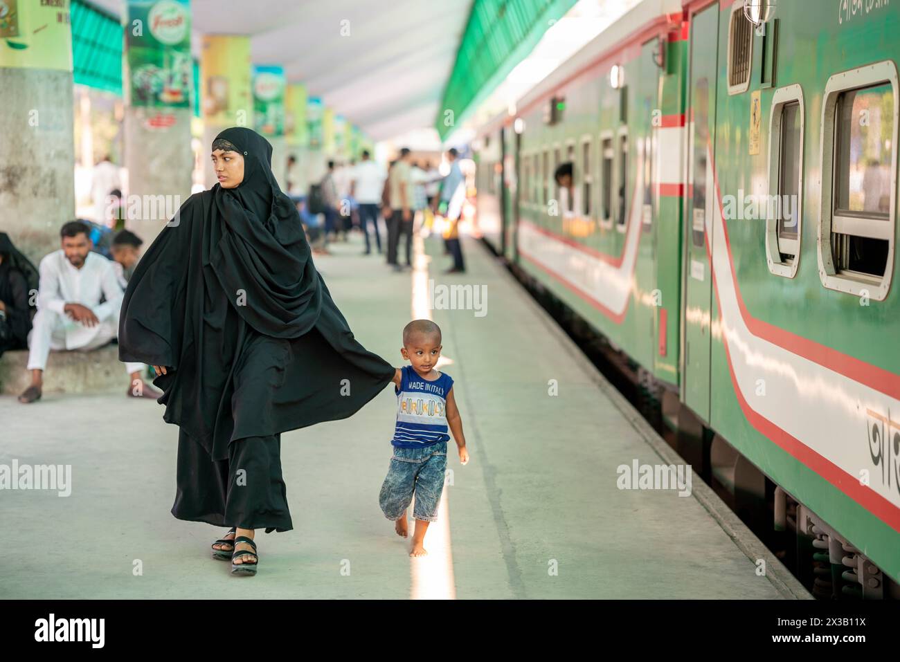 Chittagong, Bangladesh. 8 aprile 2024. A Chittagong, in Bangladesh, ogni anno durante Eid-ul-Fitr, avviene una micromigrazione unica. Assisti alla frenetica corsa dei pendolari alla stazione ferroviaria di Chittagong. EID-ul-Fitr, uno dei più grandi festival religiosi di musulmani di tutto il mondo e un enorme viaggio interstatale in Bangladesh (foto di MD Zakir Hossain/Pacific Press/Sipa USA) crediti: SIPA USA/Alamy Live News Foto Stock