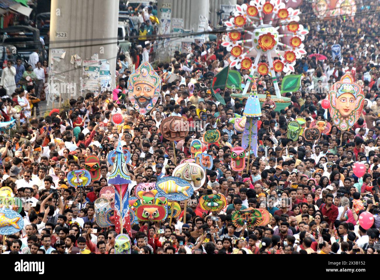 Mangal Shobhajatra della Facoltà di Belle Arti dell'Università di Dhaka tenutasi oggi mattina Pohela Boishakh 1431. Pahela Baishakh significa Bangla felice anno nuovo. Mangal Shobhajatra su Pahela Baishakh, il più grande festival secolare vicino al cuore di Bangalees, è stato iscritto nella Lista rappresentativa del Patrimonio culturale immateriale dell'Umanità dell'UNESCO nel 2016. Si tratta di una processione vivace e colorata in cui decine di migliaia di persone provenienti da ogni ceto sociale si uniscono liberamente e spontaneamente come parte della loro celebrazione del nuovo anno di Bangla. (Foto di Bayazid Akter/Pacific Press/Sipa USA) Foto Stock